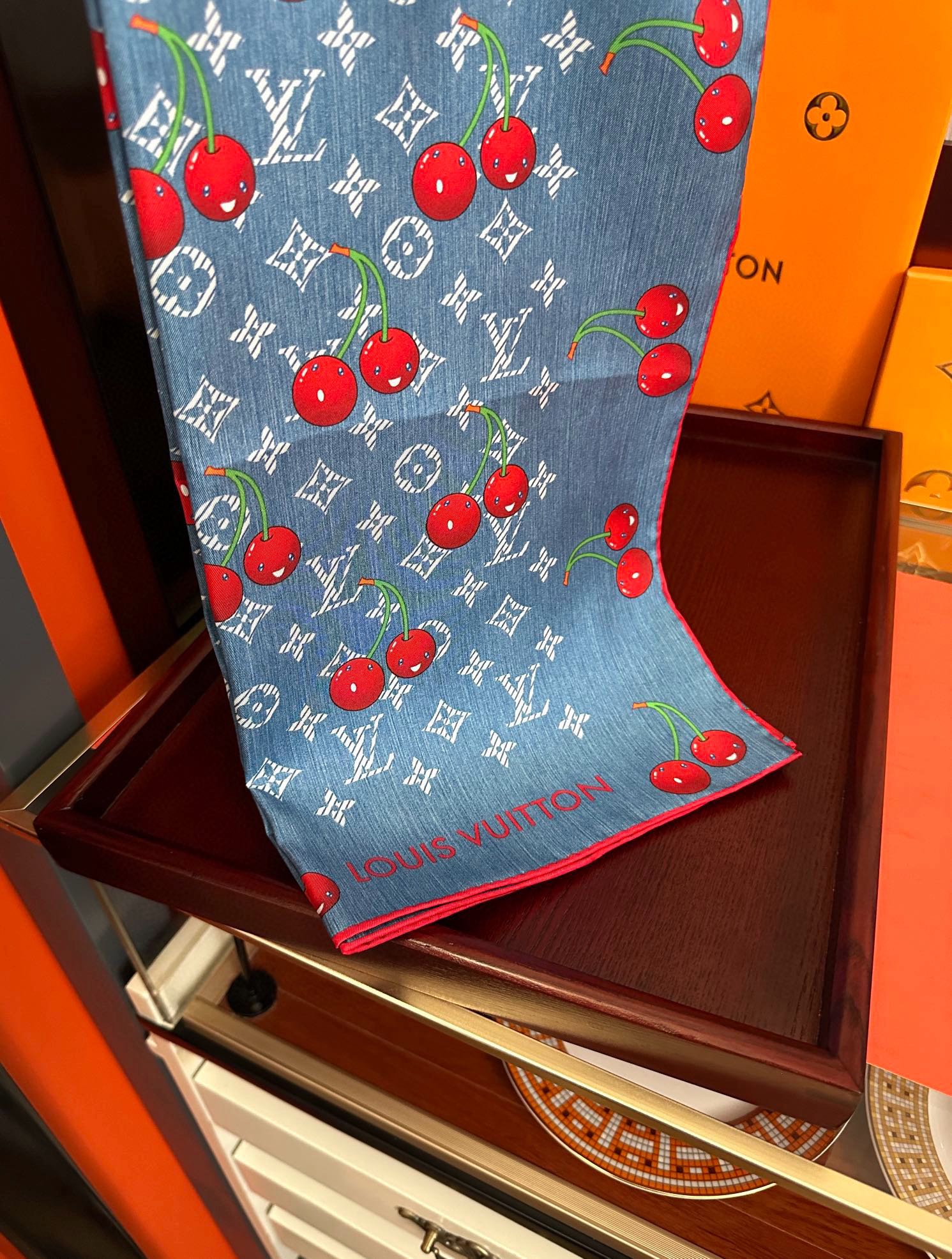 新款。2010高品质太美了庆祝LV官网同步【18mm双面同色顶级真丝】庆祝“L家”90典藏方巾通过别致的