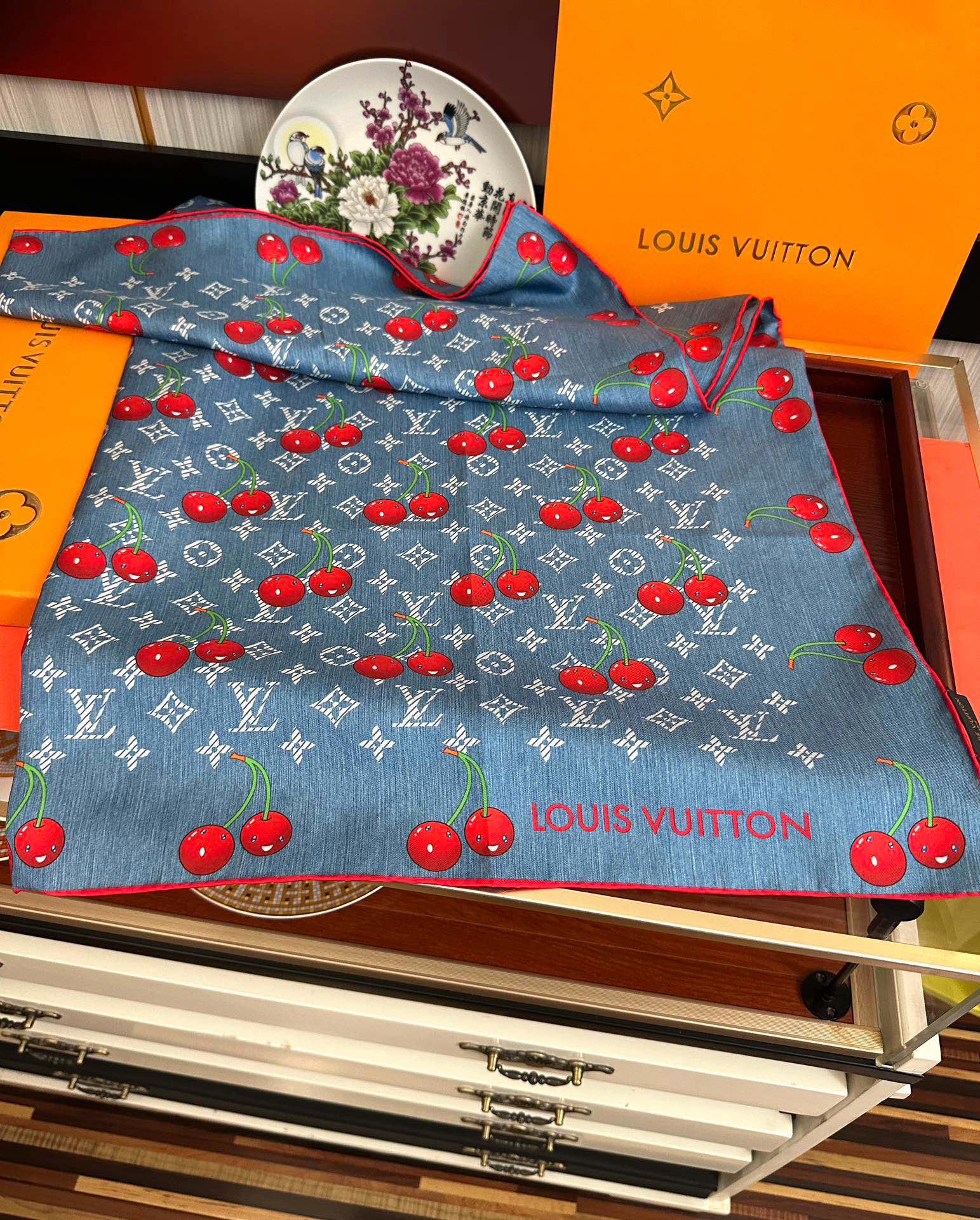 新款。2010高品质太美了庆祝LV官网同步【18mm双面同色顶级真丝】庆祝“L家”90典藏方巾通过别致的