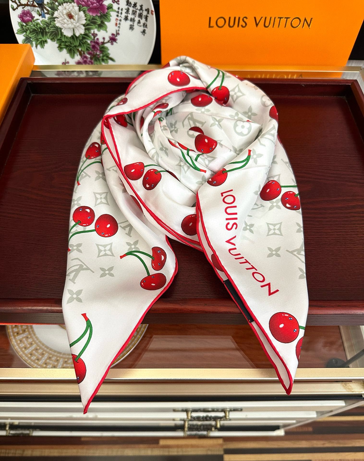 新款。2010高品质太美了庆祝LV官网同步【18mm双面同色顶级真丝】庆祝“L家”90典藏方巾通过别致的