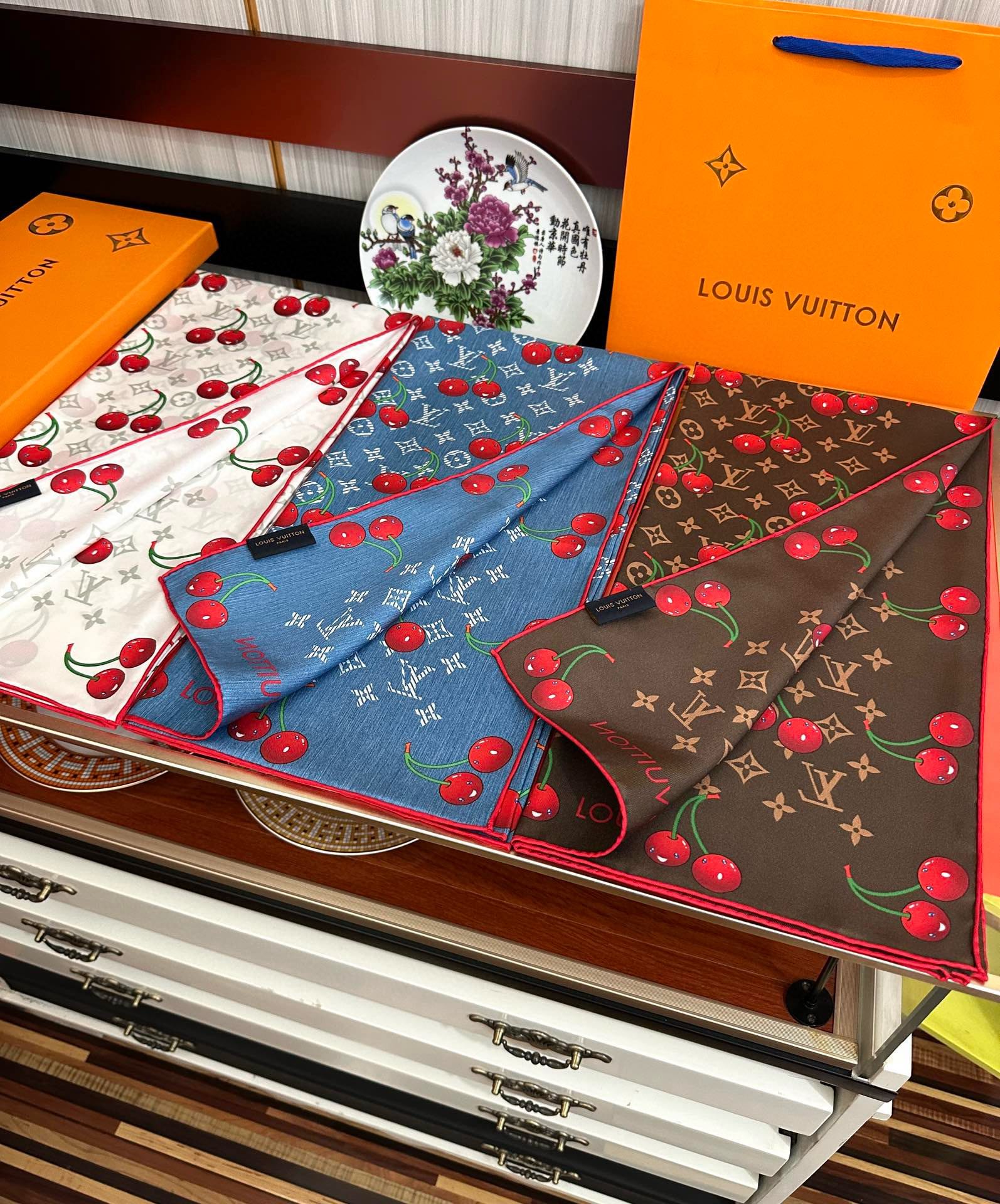 新款。2010高品质太美了庆祝LV官网同步【18mm双面同色顶级真丝】庆祝“L家”90典藏方巾通过别致的