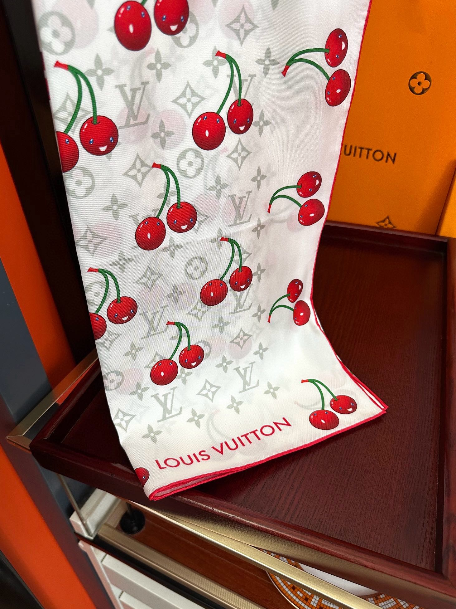 新款。2010高品质太美了庆祝LV官网同步【18mm双面同色顶级真丝】庆祝“L家”90典藏方巾通过别致的