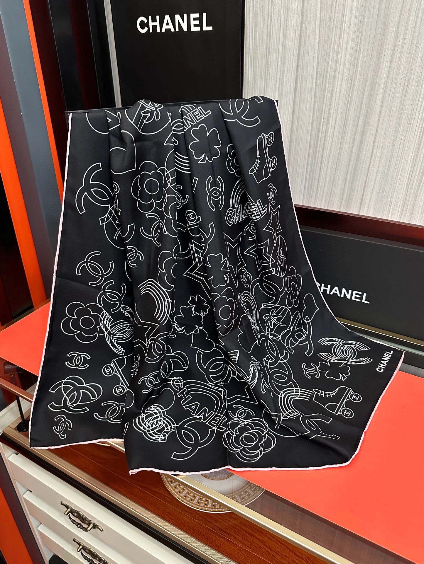  。香奈儿 专柜同步【双面同色】重磅推荐色真的超级爱的款式❤️Love,真情永在得意一条印有chanel