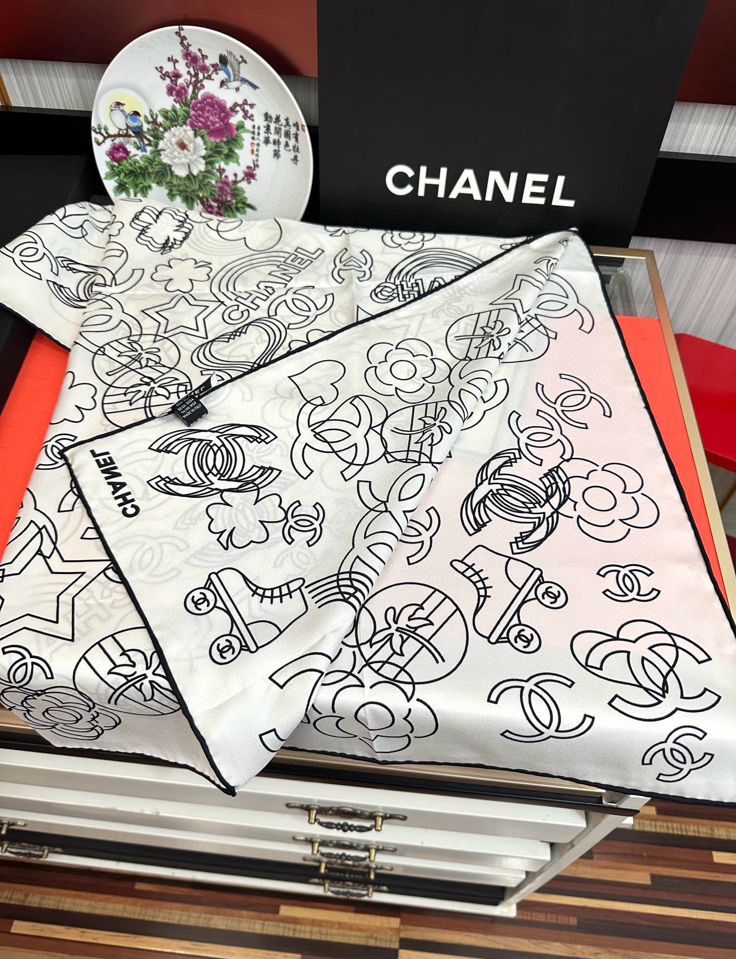  。香奈儿 专柜同步【双面同色】重磅推荐色真的超级爱的款式❤️Love,真情永在得意一条印有chanel