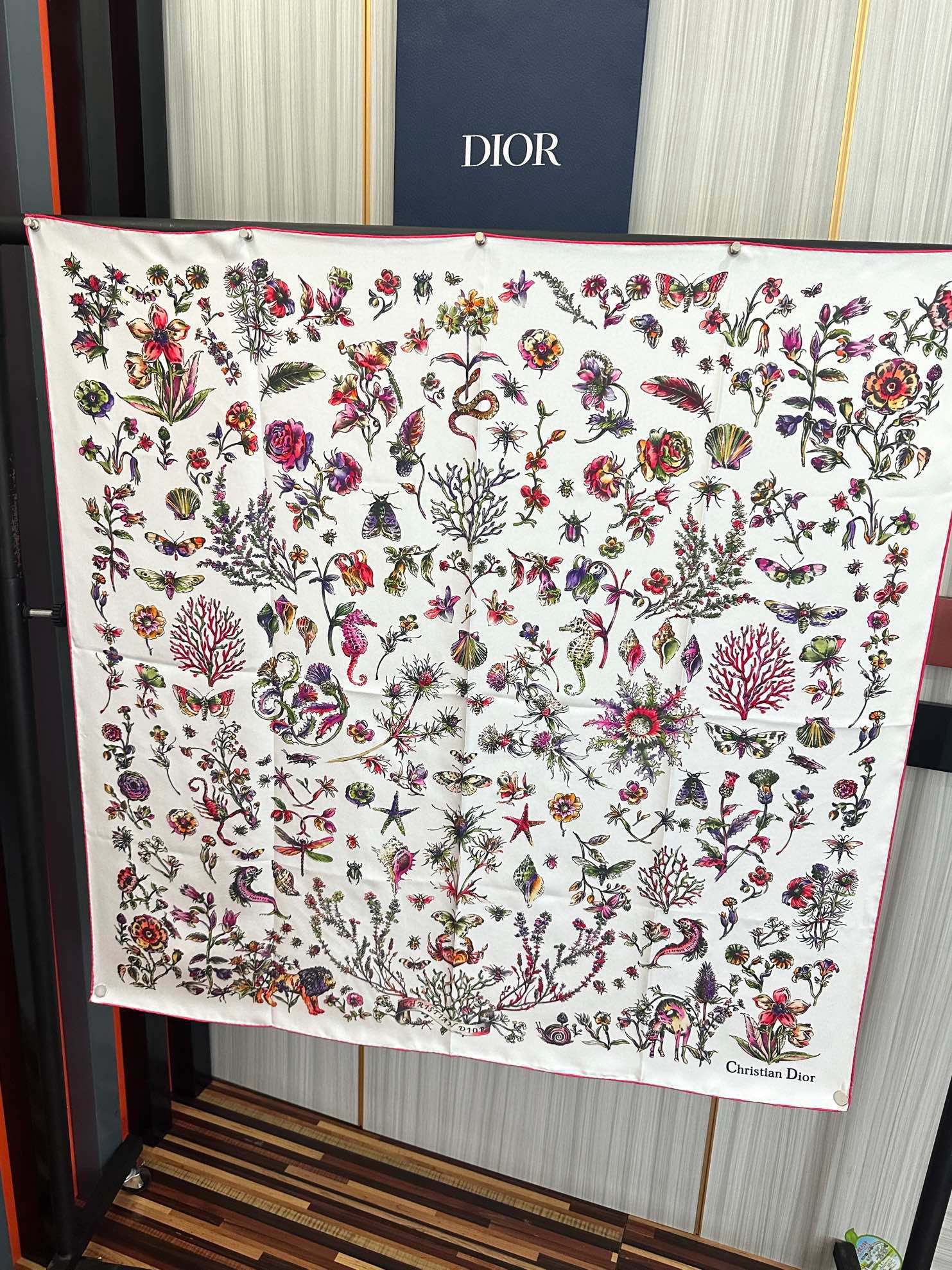 。上新Dior 最新款官网同步Camo PaPillon 图案印花庆祝以优雅而诗意的设计全新演绎蝴蝶主题