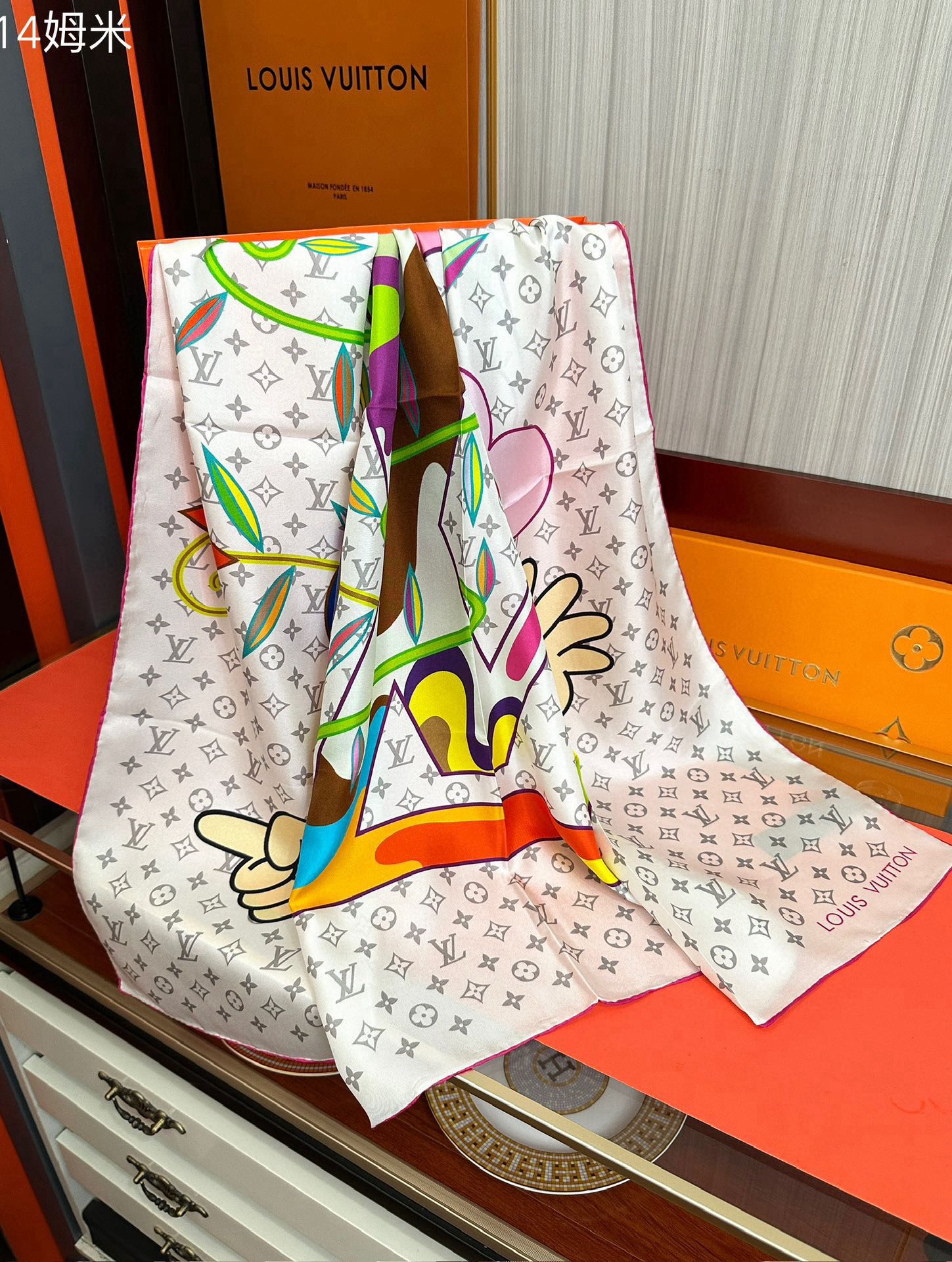 。 2010上新 LV 官网同步👍太美了庆祝Flower And StraPs 真丝方巾以瞩目笔触彰显雅