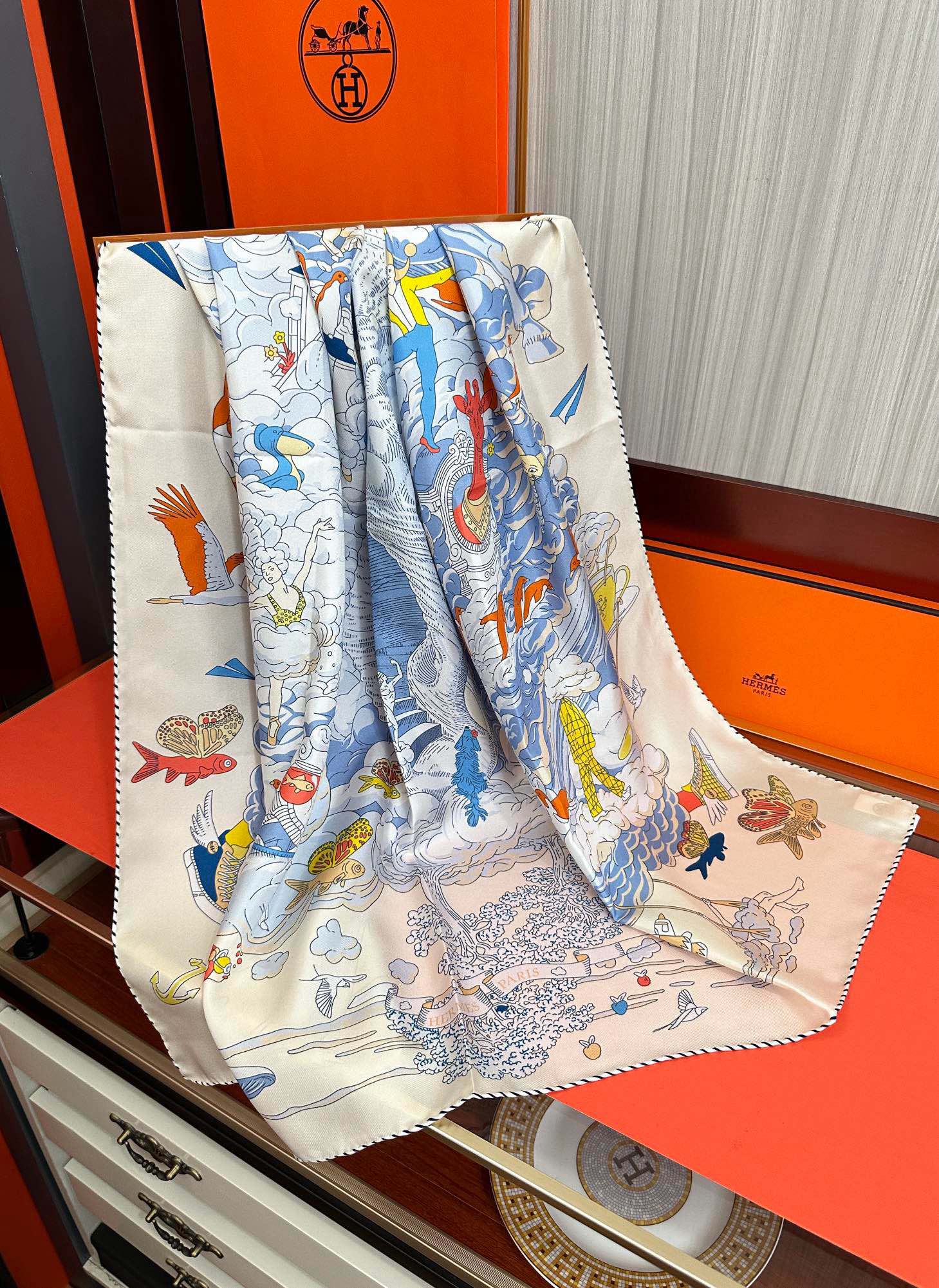  高版本2025𝐇𝐞𝐫𝐦𝐞𝐬 。《我的云间万象》设计犹如梦幻的邀约庆祝这条丝巾充满了童趣發富有想象👍带你