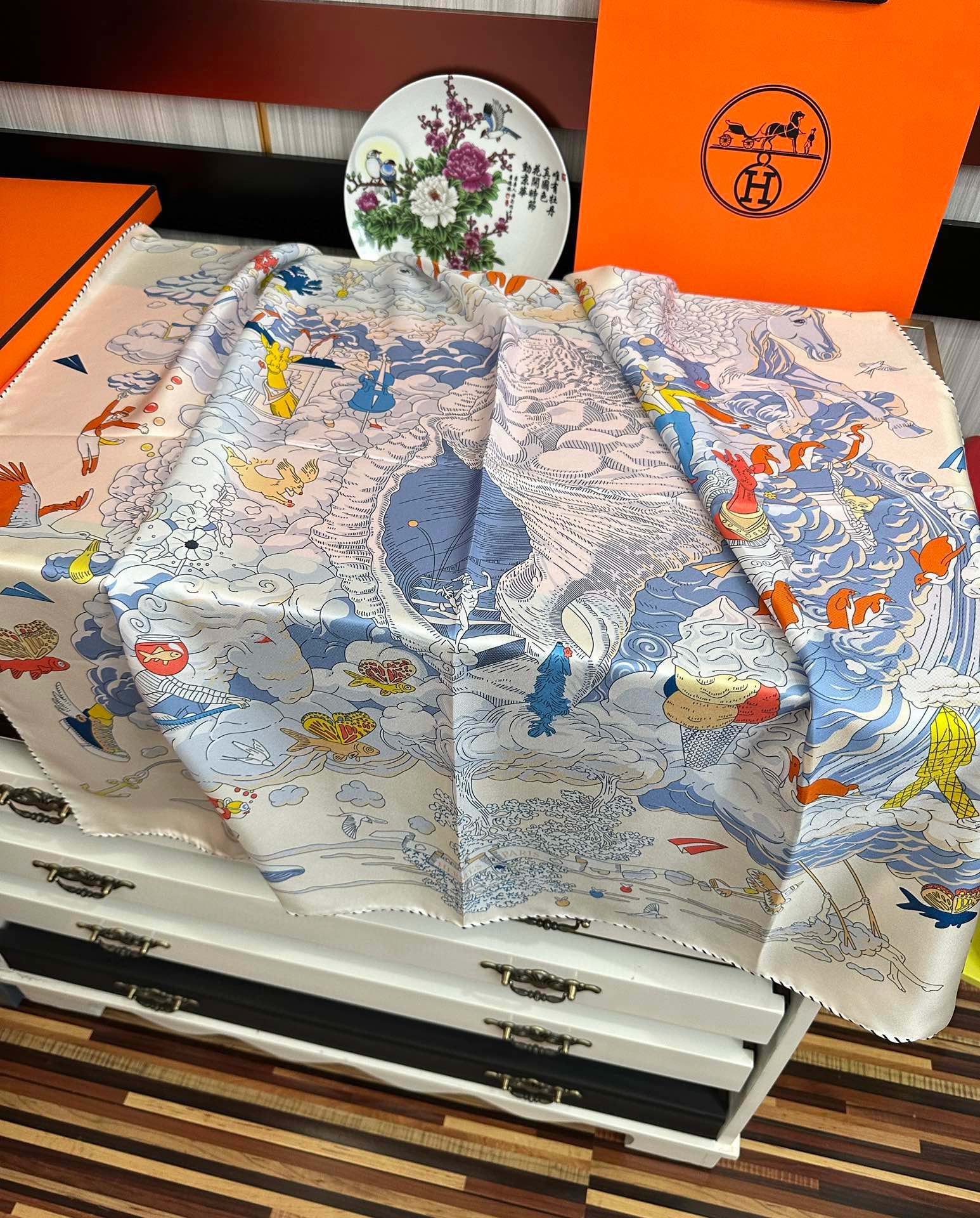  高版本2025𝐇𝐞𝐫𝐦𝐞𝐬 。《我的云间万象》设计犹如梦幻的邀约庆祝这条丝巾充满了童趣發富有想象👍带你