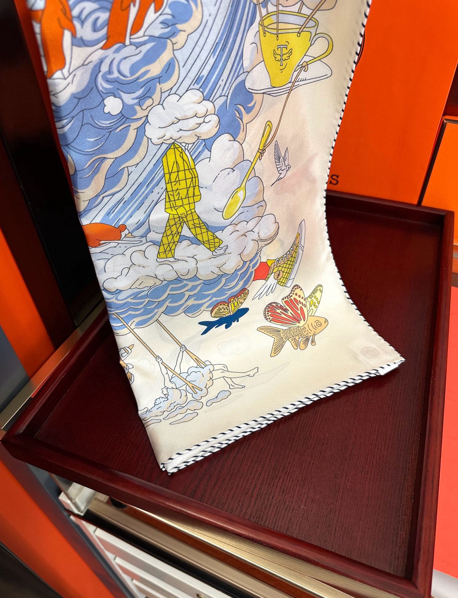  高版本2025𝐇𝐞𝐫𝐦𝐞𝐬 。《我的云间万象》设计犹如梦幻的邀约庆祝这条丝巾充满了童趣發富有想象👍带你