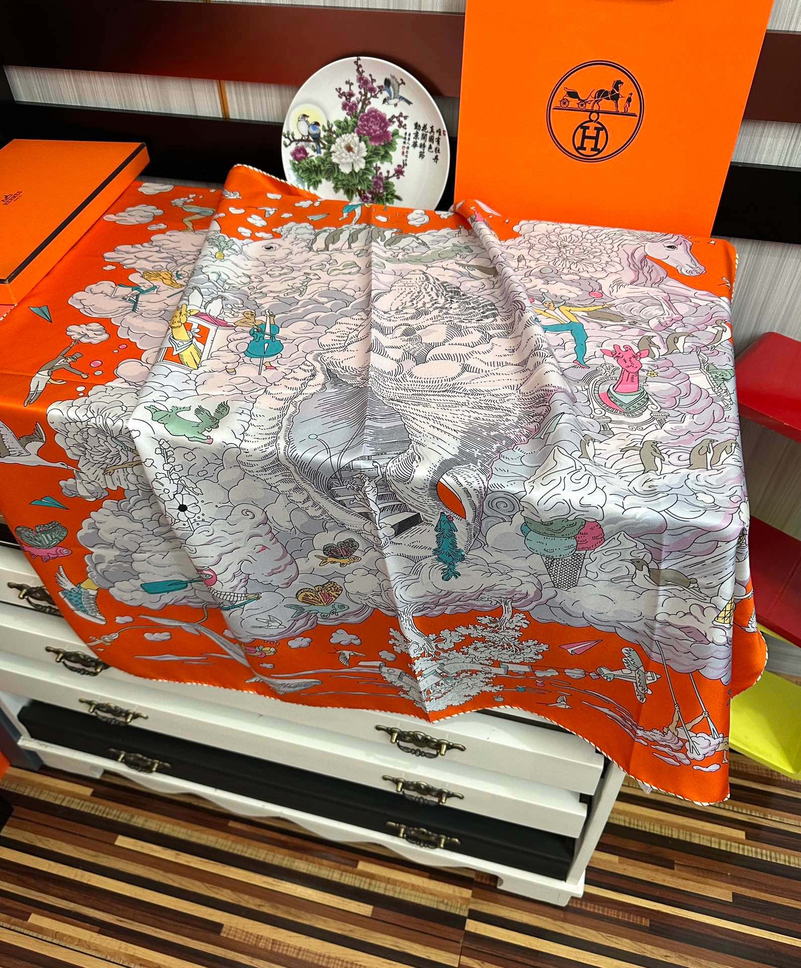  高版本2025𝐇𝐞𝐫𝐦𝐞𝐬 。《我的云间万象》设计犹如梦幻的邀约庆祝这条丝巾充满了童趣發富有想象👍带你