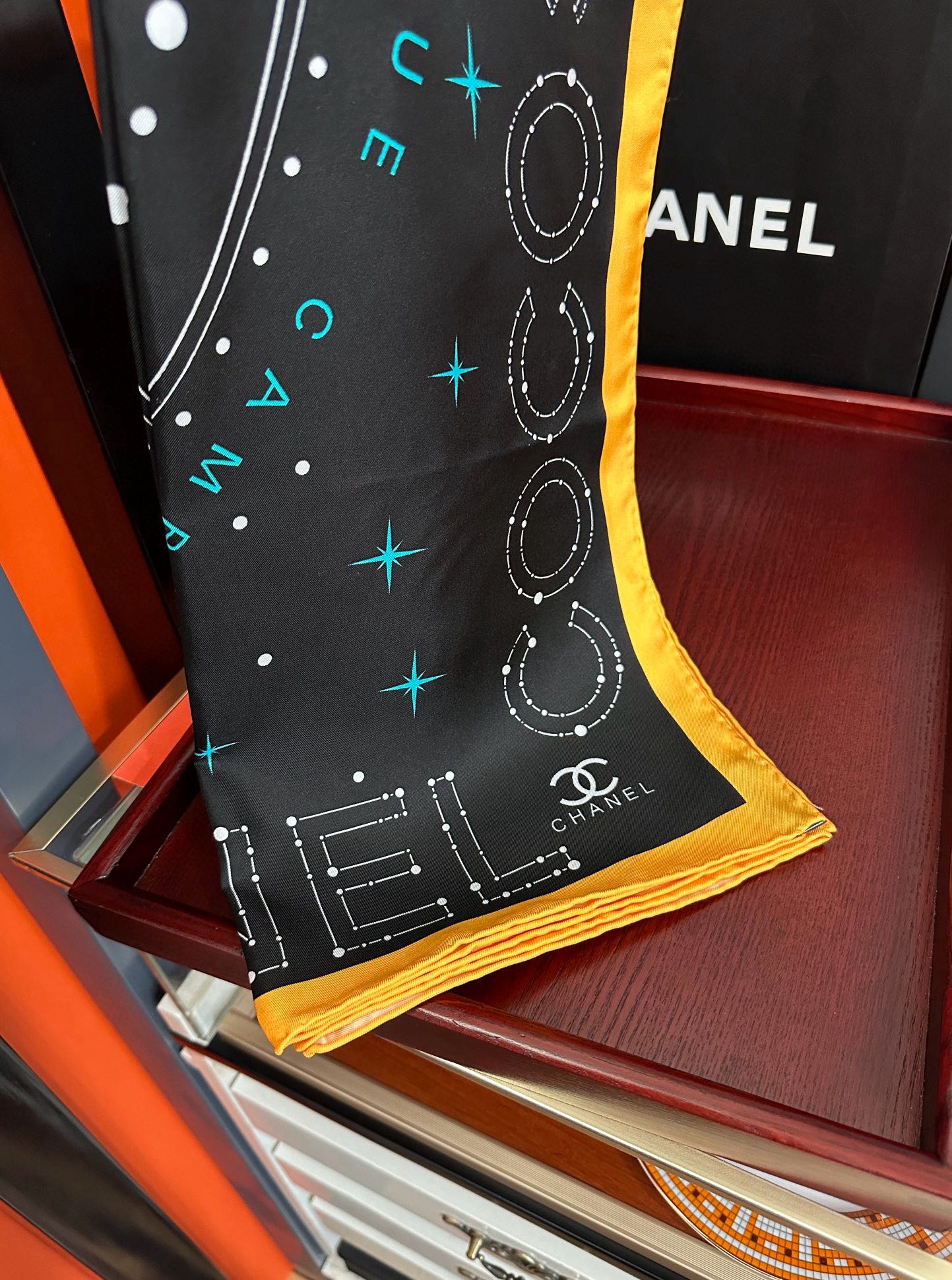  ❤️新款 香奈儿 •2025 《星座方巾》真丝斜纹绸 精致手工卷边质感高级呲牙触感柔滑庆祝将星座元素与
