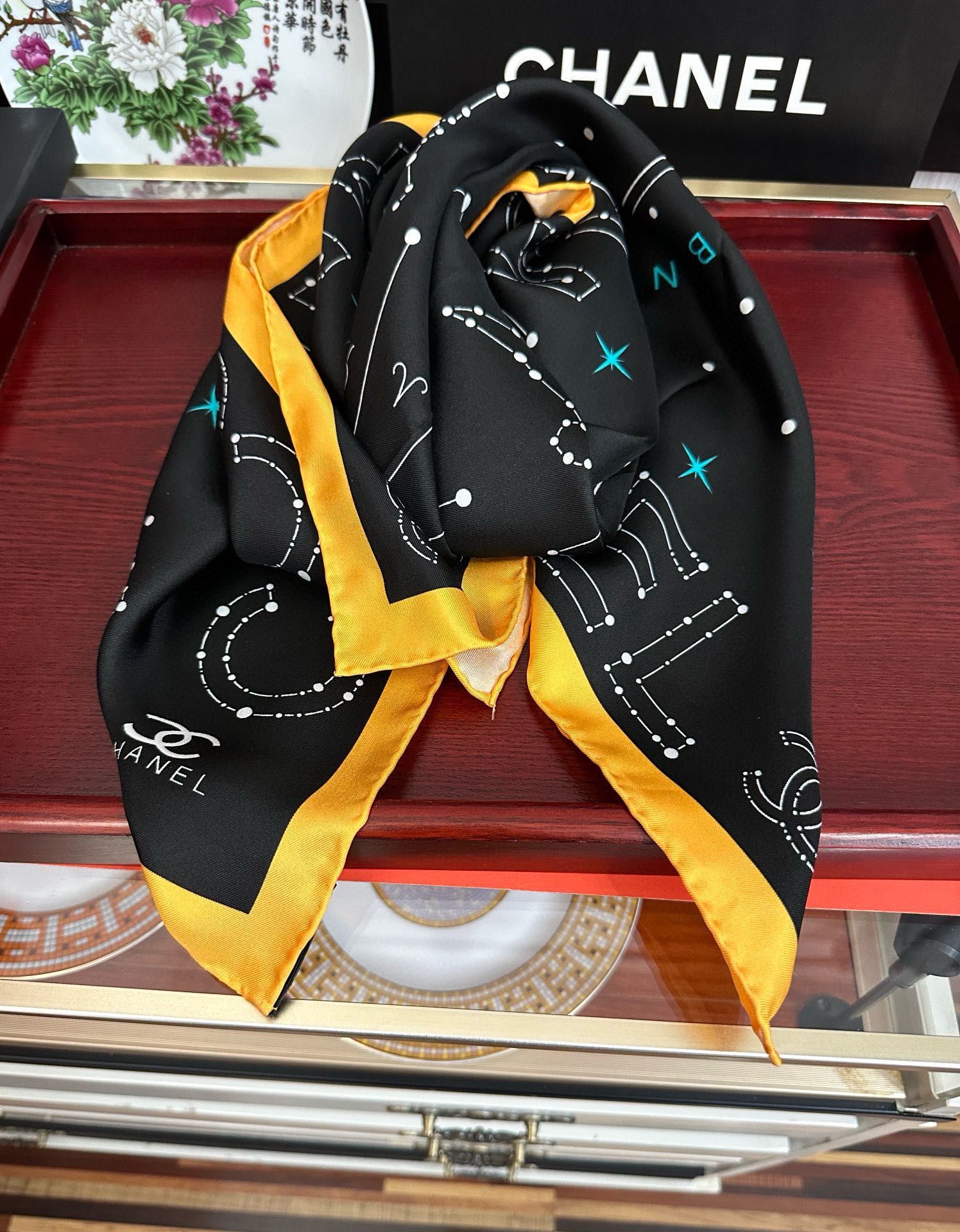  ❤️新款 香奈儿 •2025 《星座方巾》真丝斜纹绸 精致手工卷边质感高级呲牙触感柔滑庆祝将星座元素与
