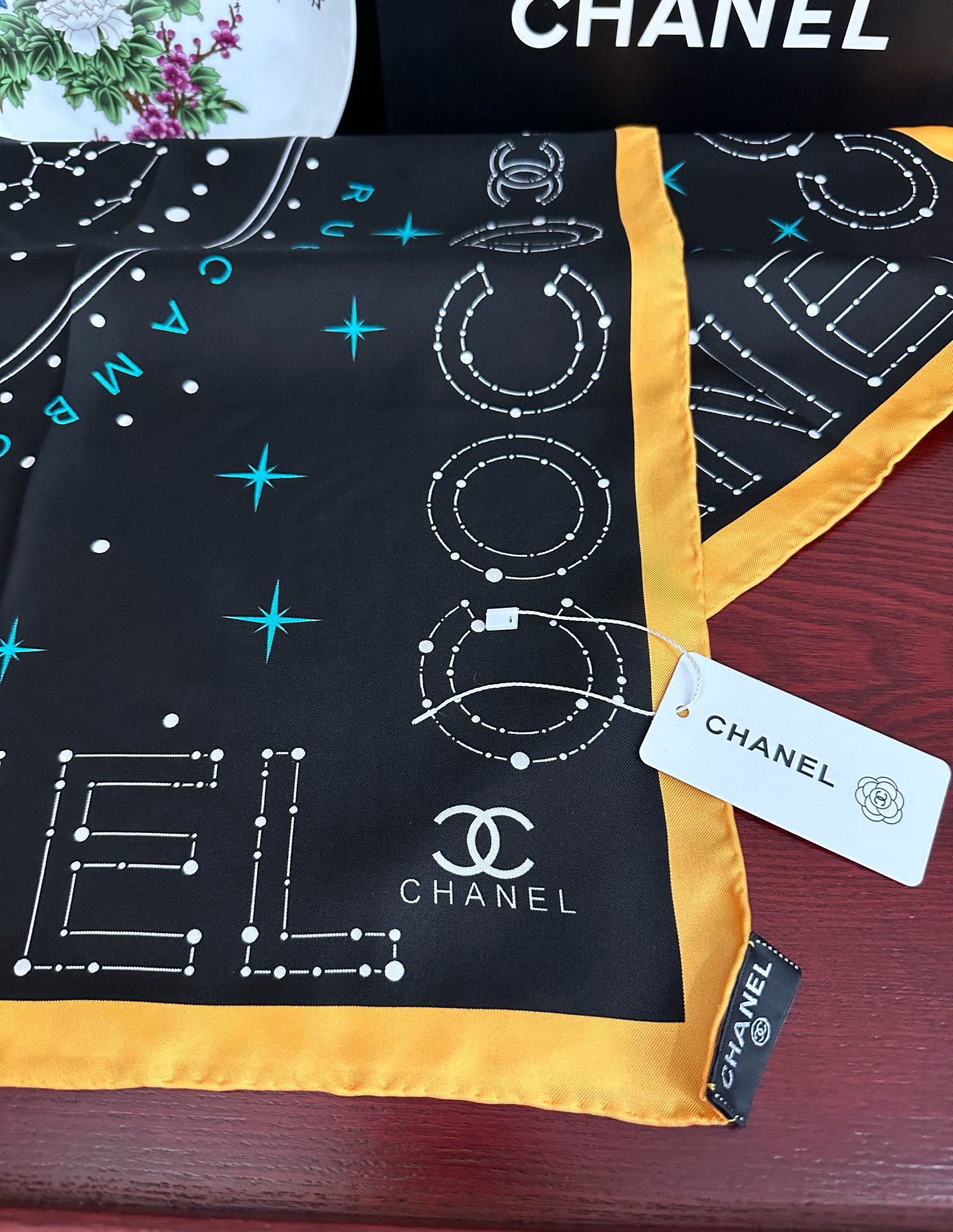  ❤️新款 香奈儿 •2025 《星座方巾》真丝斜纹绸 精致手工卷边质感高级呲牙触感柔滑庆祝将星座元素与