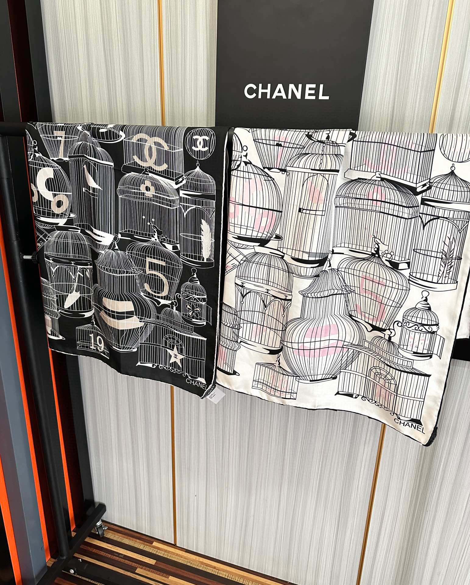 。2010最新款 香奈儿 顶级设计师 又一新款出货了庆祝靓女们必备款色太美了玫瑰上身效果非常美得意各种图