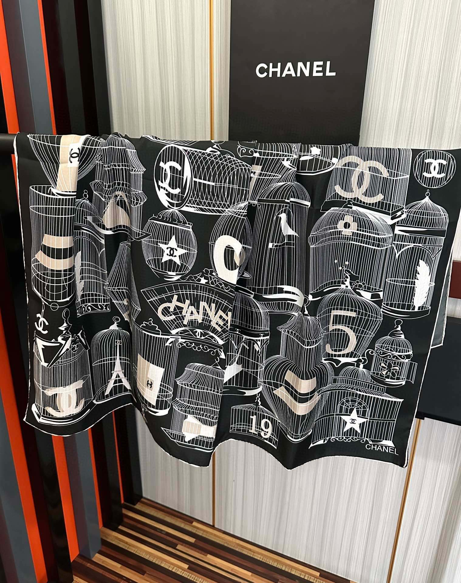 。2010最新款 香奈儿 顶级设计师 又一新款出货了庆祝靓女们必备款色太美了玫瑰上身效果非常美得意各种图