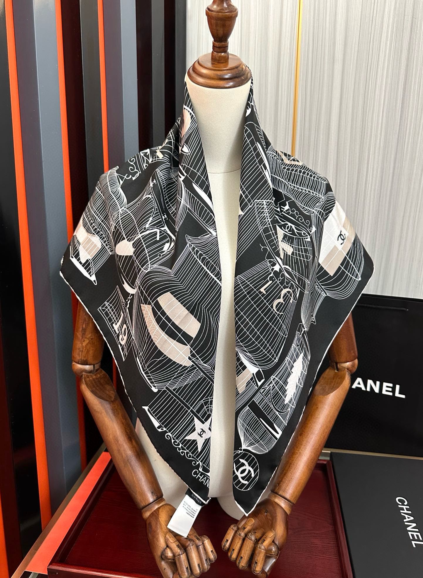 。2010最新款 香奈儿 顶级设计师 又一新款出货了庆祝靓女们必备款色太美了玫瑰上身效果非常美得意各种图