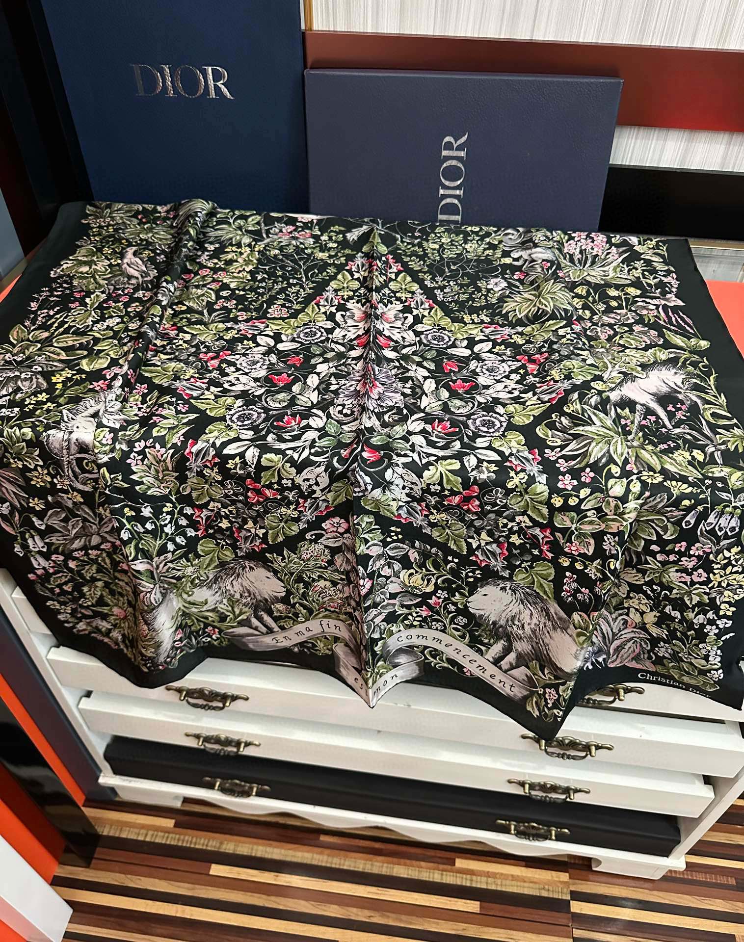 。新款 迪奥 官网同步 【花卉系列】太美了 2025春夏季新款，太美了玫瑰买到都说好👍下手一定要快高端 