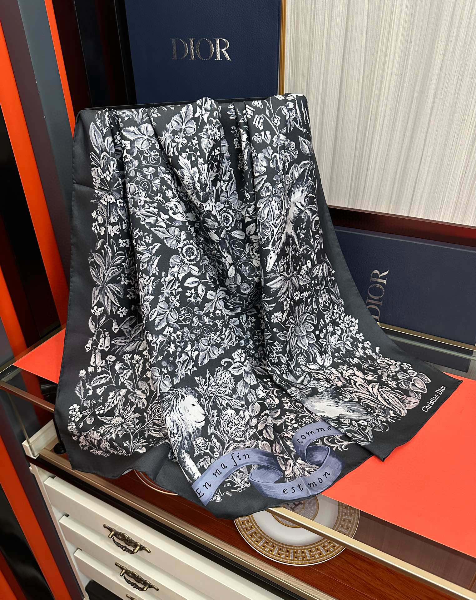 。新款 迪奥 官网同步 【花卉系列】太美了 2025春夏季新款，太美了玫瑰买到都说好👍下手一定要快高端 