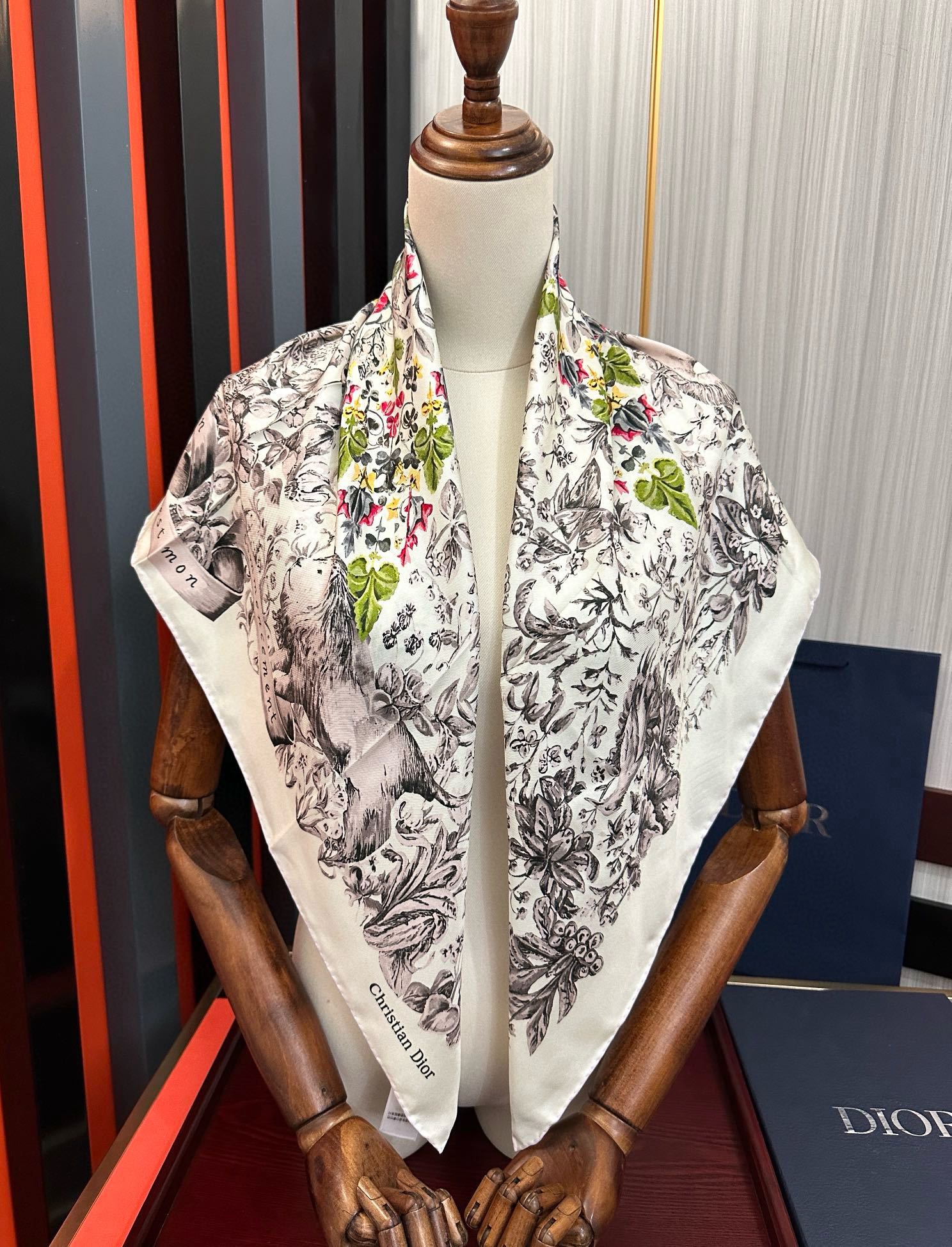 。新款 迪奥 官网同步 【花卉系列】太美了 2025春夏季新款，太美了玫瑰买到都说好👍下手一定要快高端 