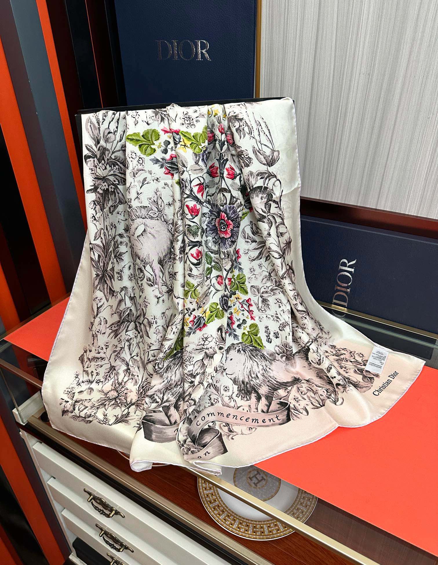 。新款 迪奥 官网同步 【花卉系列】太美了 2025春夏季新款，太美了玫瑰买到都说好👍下手一定要快高端 