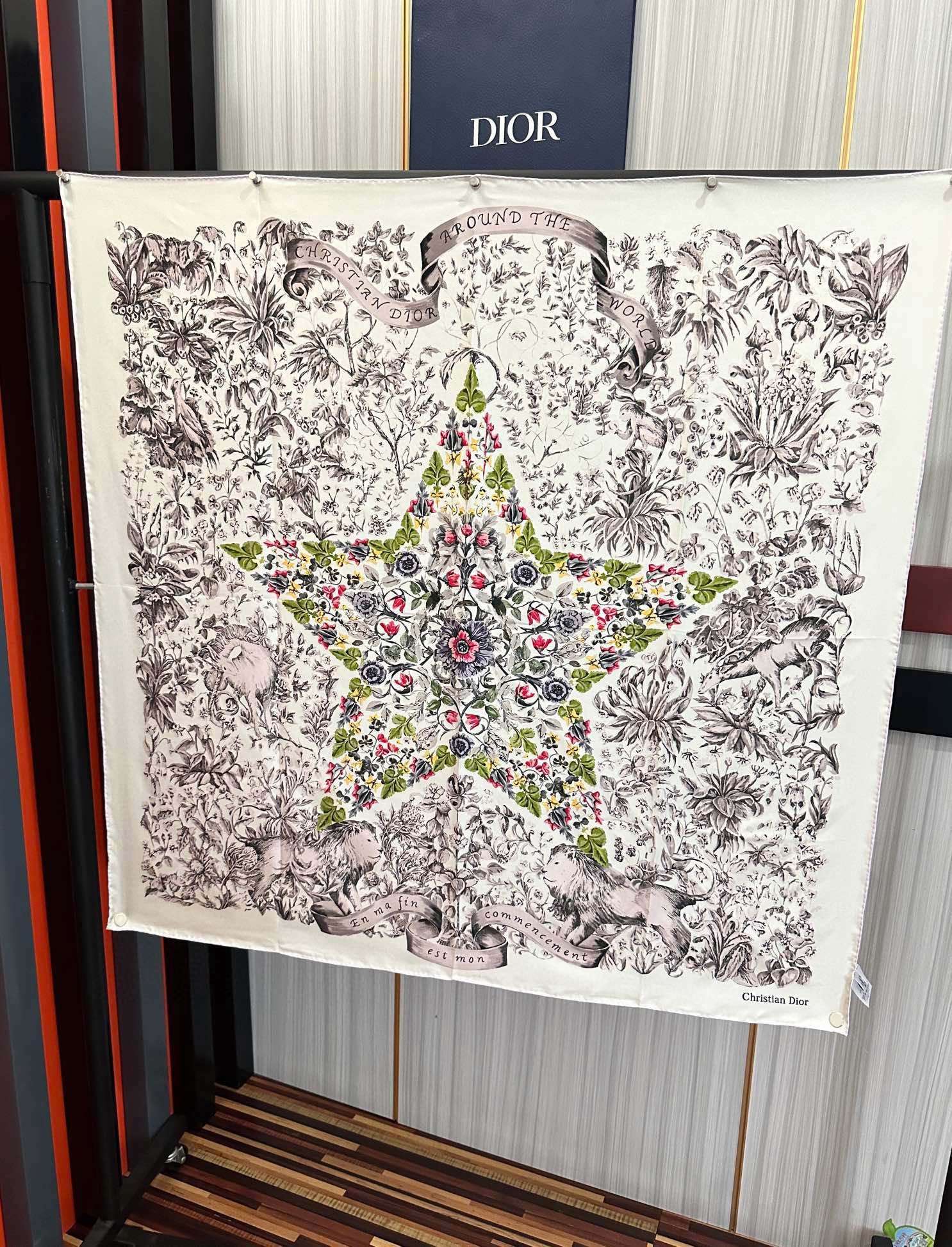 。新款 迪奥 官网同步 【花卉系列】太美了 2025春夏季新款，太美了玫瑰买到都说好👍下手一定要快高端 