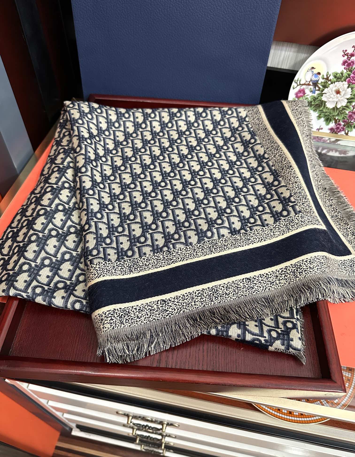 爆款。迪奥 2025最新的专柜款【D字母印花】羊绒方巾 💟 日常都非常好搭配的款😍一看到就想去买得意平时