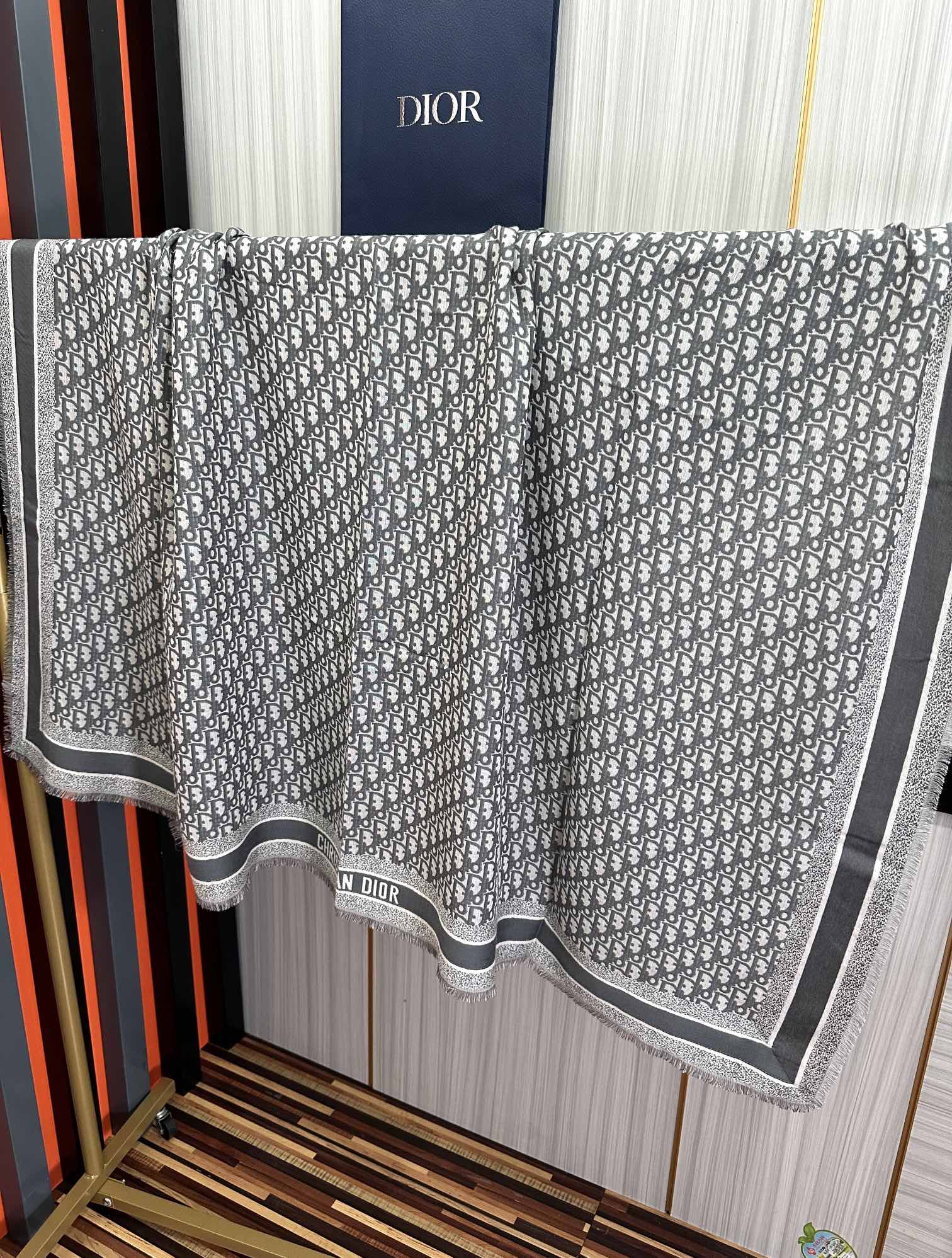 爆款。迪奥 2025最新的专柜款【D字母印花】羊绒方巾 💟 日常都非常好搭配的款😍一看到就想去买得意平时