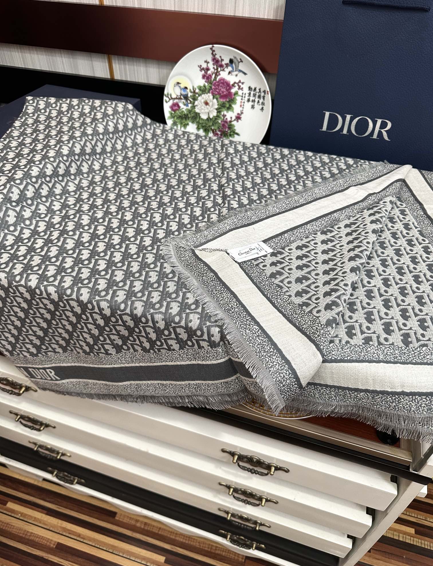 爆款。迪奥 2025最新的专柜款【D字母印花】羊绒方巾 💟 日常都非常好搭配的款😍一看到就想去买得意平时