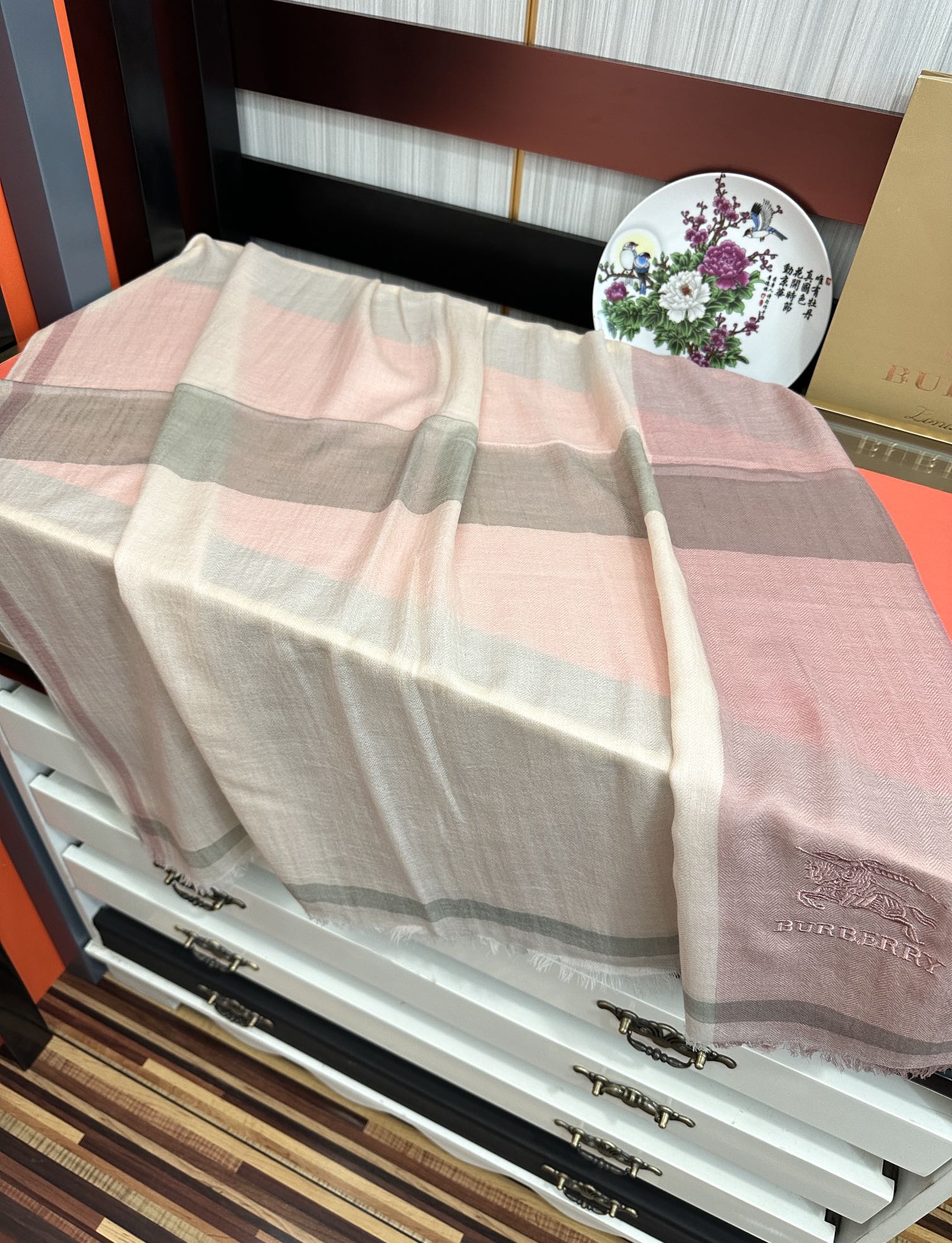  上新。2010 巴宝莉👍重磅推荐🎀太美了👓火爆N年的格子，人人都喜欢💕时潮人都有好几条巴家围巾放在衣橱