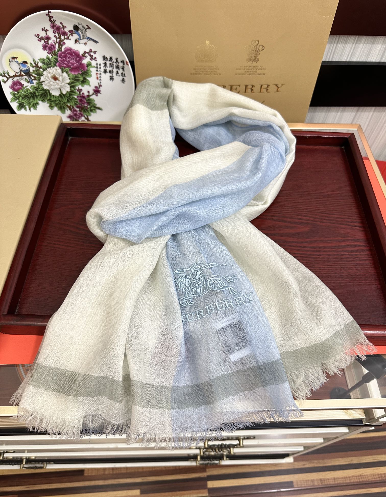  上新。2010 巴宝莉👍重磅推荐🎀太美了👓火爆N年的格子，人人都喜欢💕时潮人都有好几条巴家围巾放在衣橱