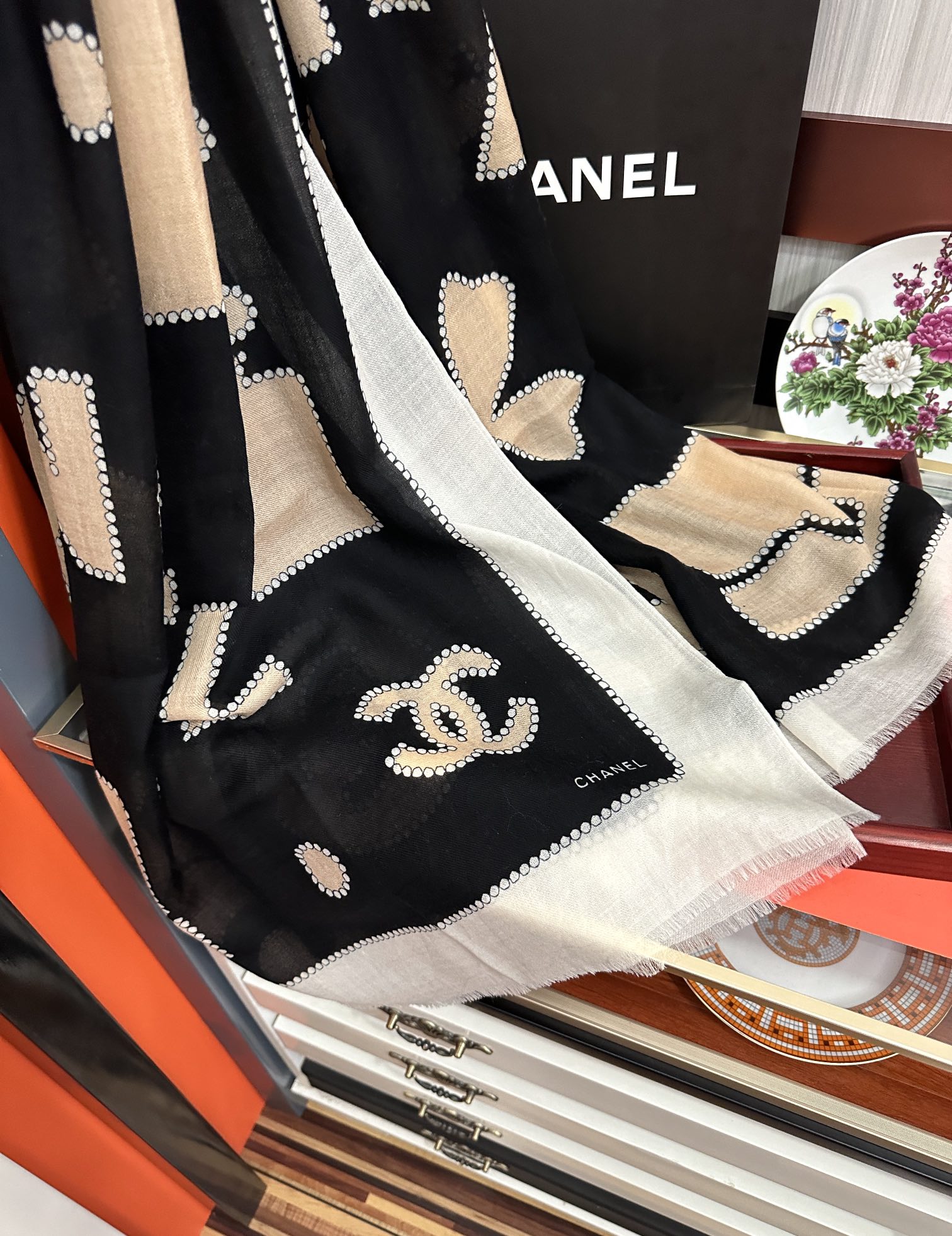 。爆款到 小香2025 最新款【香水瓶】顶级设计太美了，真心赞👍😘💍实物真心美 🎀披肩配以印花💓💃🏻无论