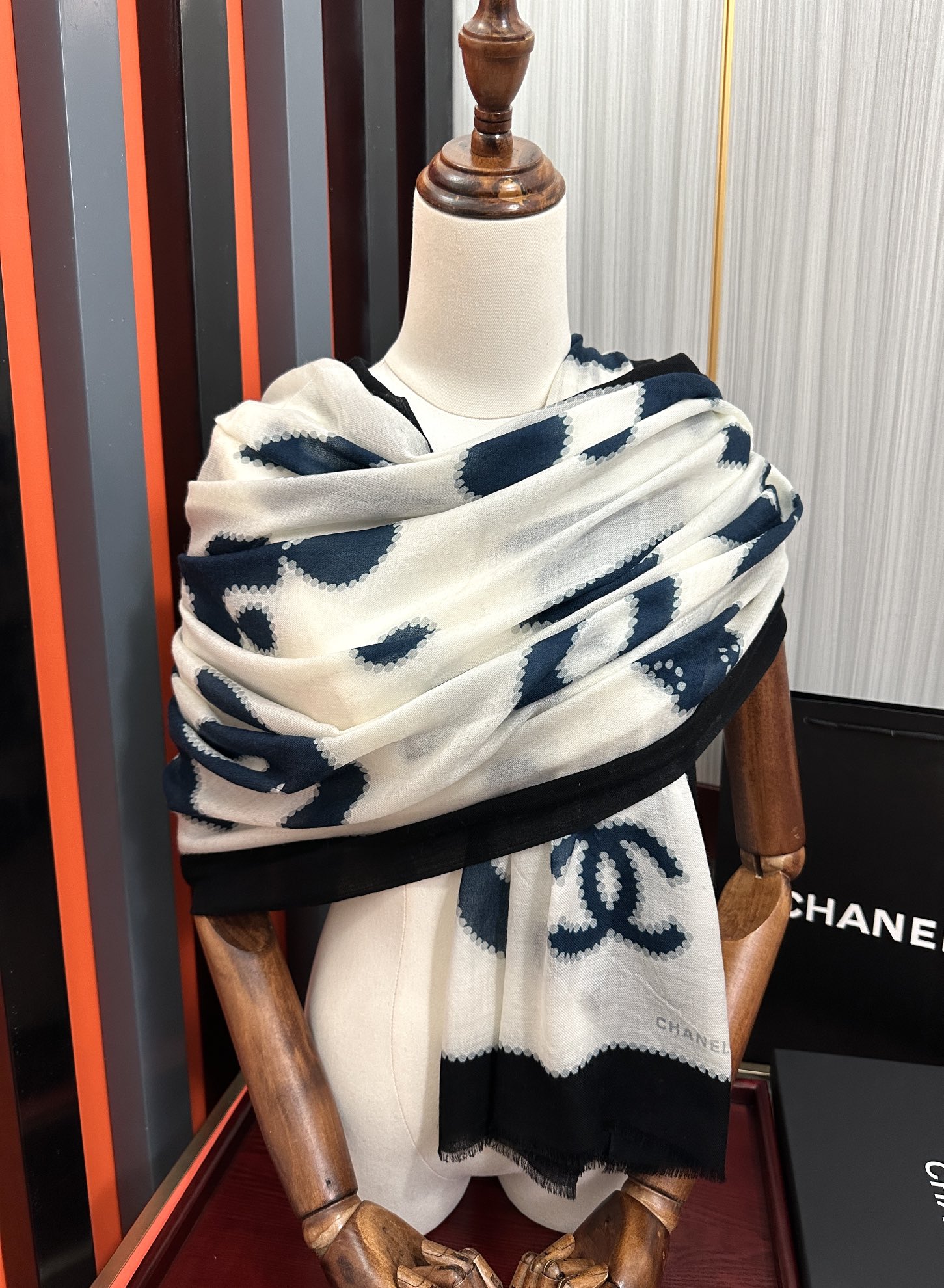 。爆款到 小香2025 最新款【香水瓶】顶级设计太美了，真心赞👍😘💍实物真心美 🎀披肩配以印花💓💃🏻无论