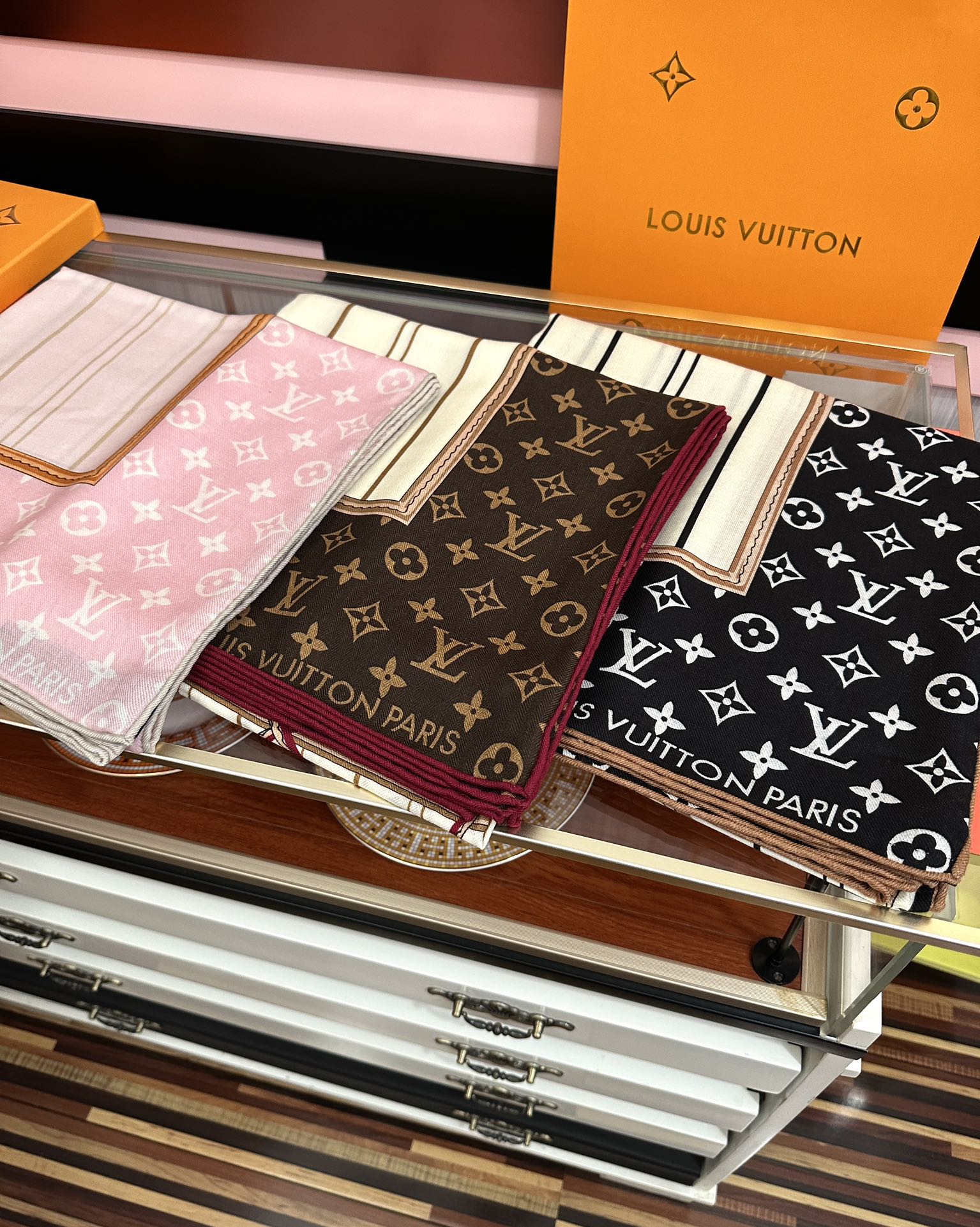 新款❤️LV  2025【双面同色】经典优雅礼物~气质到骨子里色新一季的面料超高级，真心超级柔软，丝丝顺