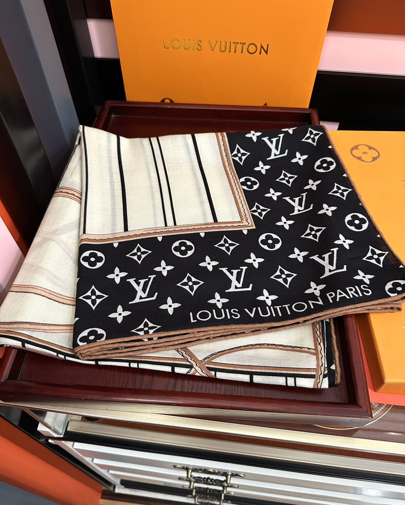 新款❤️LV  2025【双面同色】经典优雅礼物~气质到骨子里色新一季的面料超高级，真心超级柔软，丝丝顺