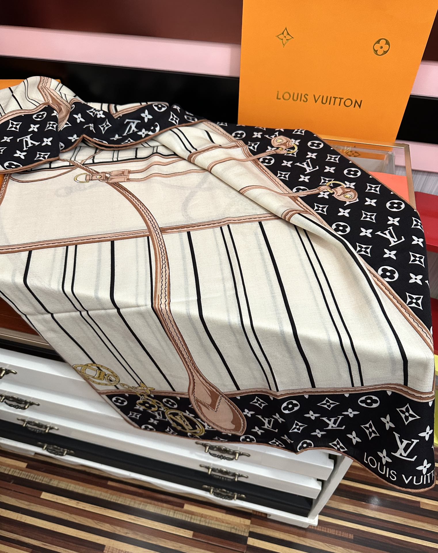 新款❤️LV  2025【双面同色】经典优雅礼物~气质到骨子里色新一季的面料超高级，真心超级柔软，丝丝顺