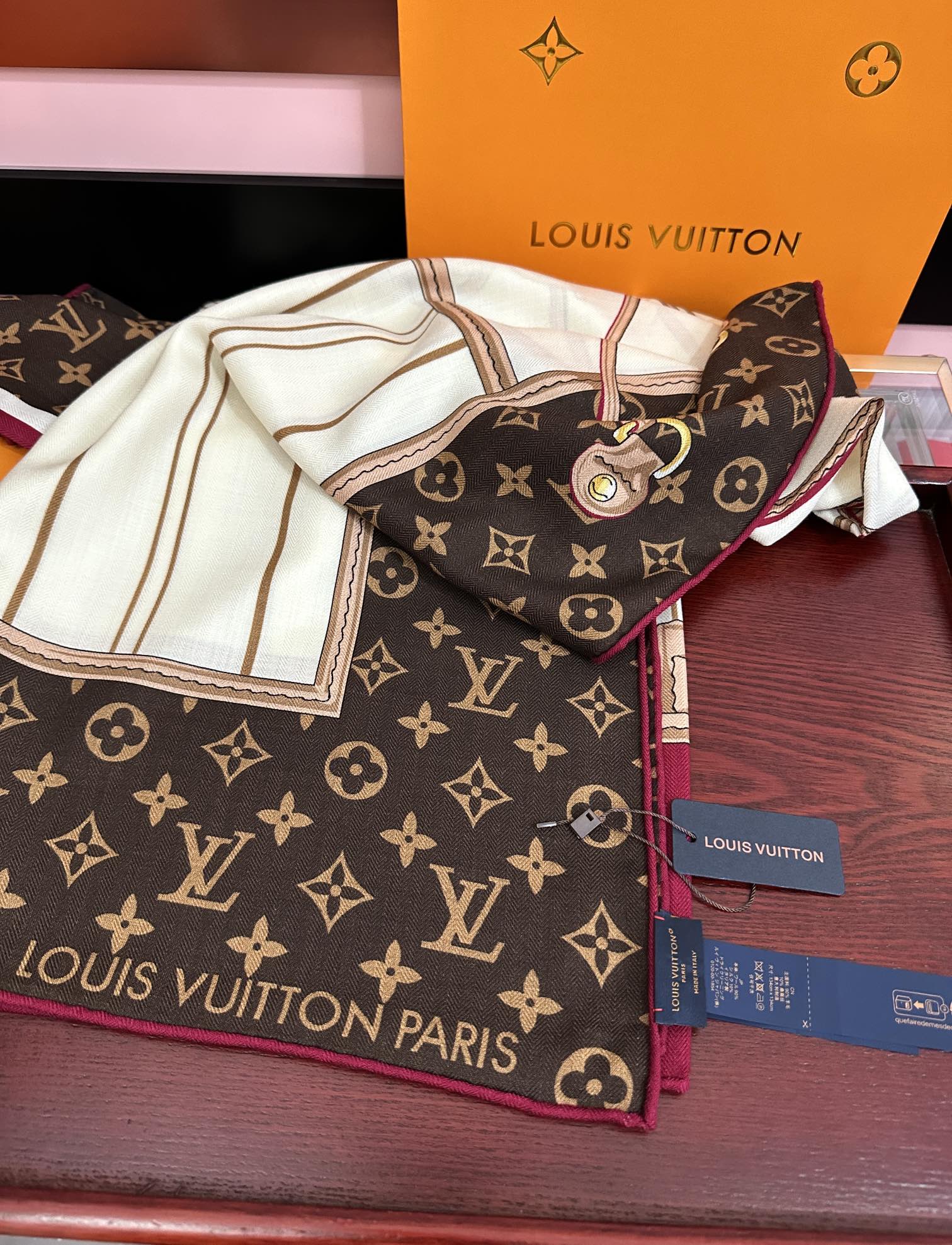 新款❤️LV  2025【双面同色】经典优雅礼物~气质到骨子里色新一季的面料超高级，真心超级柔软，丝丝顺