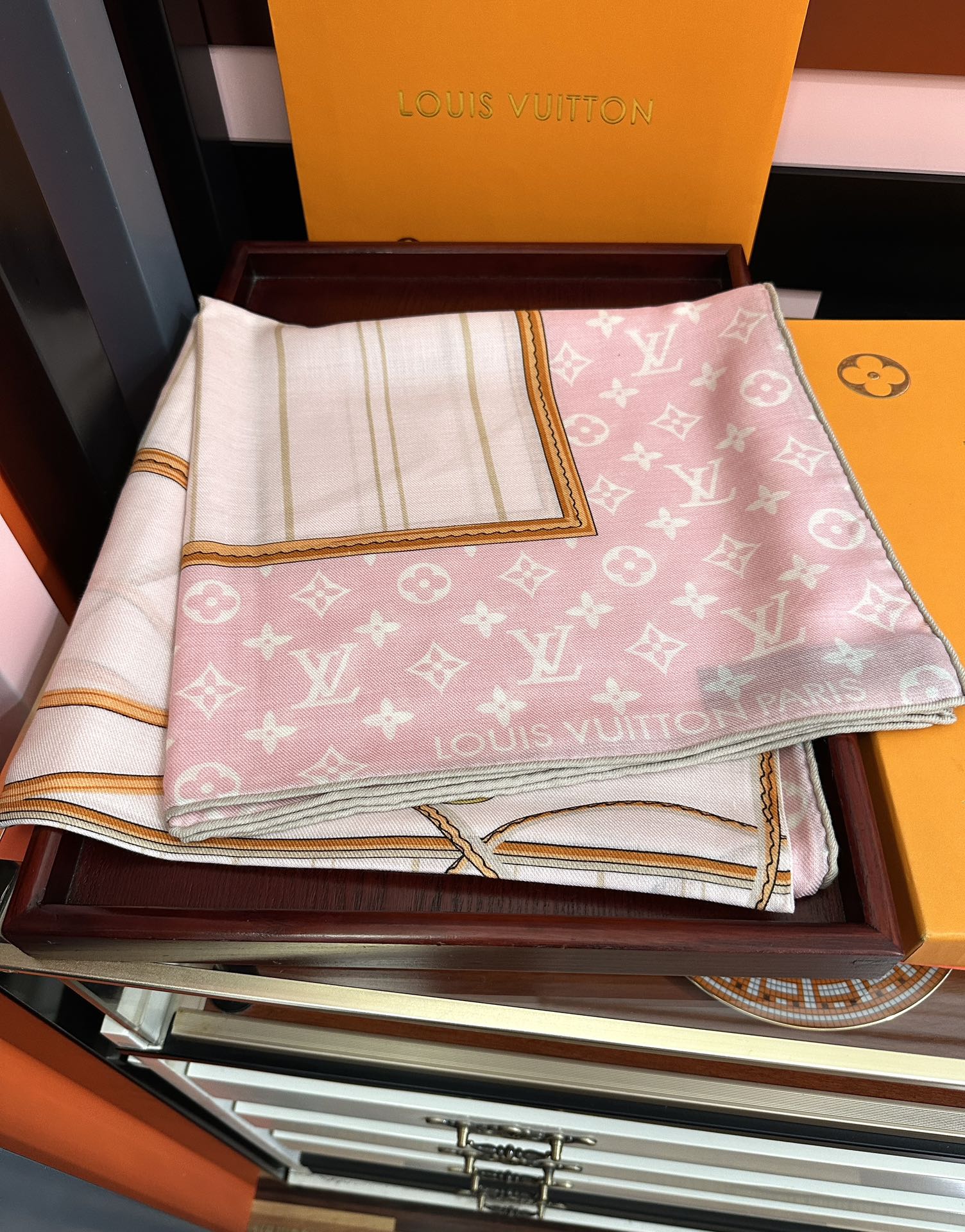 新款❤️LV  2025【双面同色】经典优雅礼物~气质到骨子里色新一季的面料超高级，真心超级柔软，丝丝顺