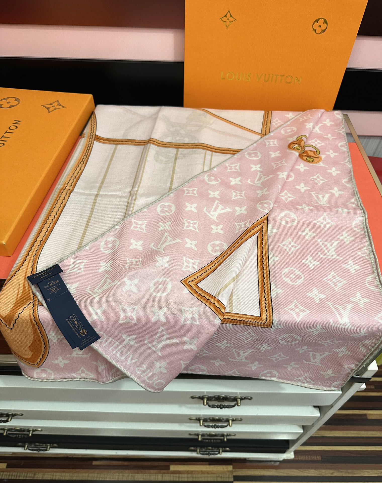 新款❤️LV  2025【双面同色】经典优雅礼物~气质到骨子里色新一季的面料超高级，真心超级柔软，丝丝顺