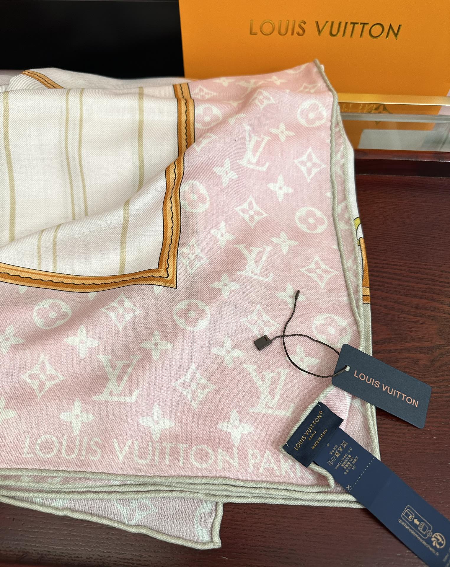 新款❤️LV  2025【双面同色】经典优雅礼物~气质到骨子里色新一季的面料超高级，真心超级柔软，丝丝顺