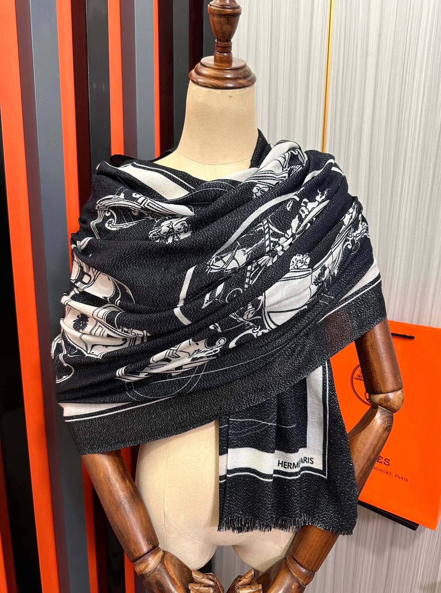 上新。 2010爱马士银丝最新款吃瓜女人们必备款礼物闪闪发光咖啡顶级设计太美了，真心赞👍【羊绒绒长巾】😘