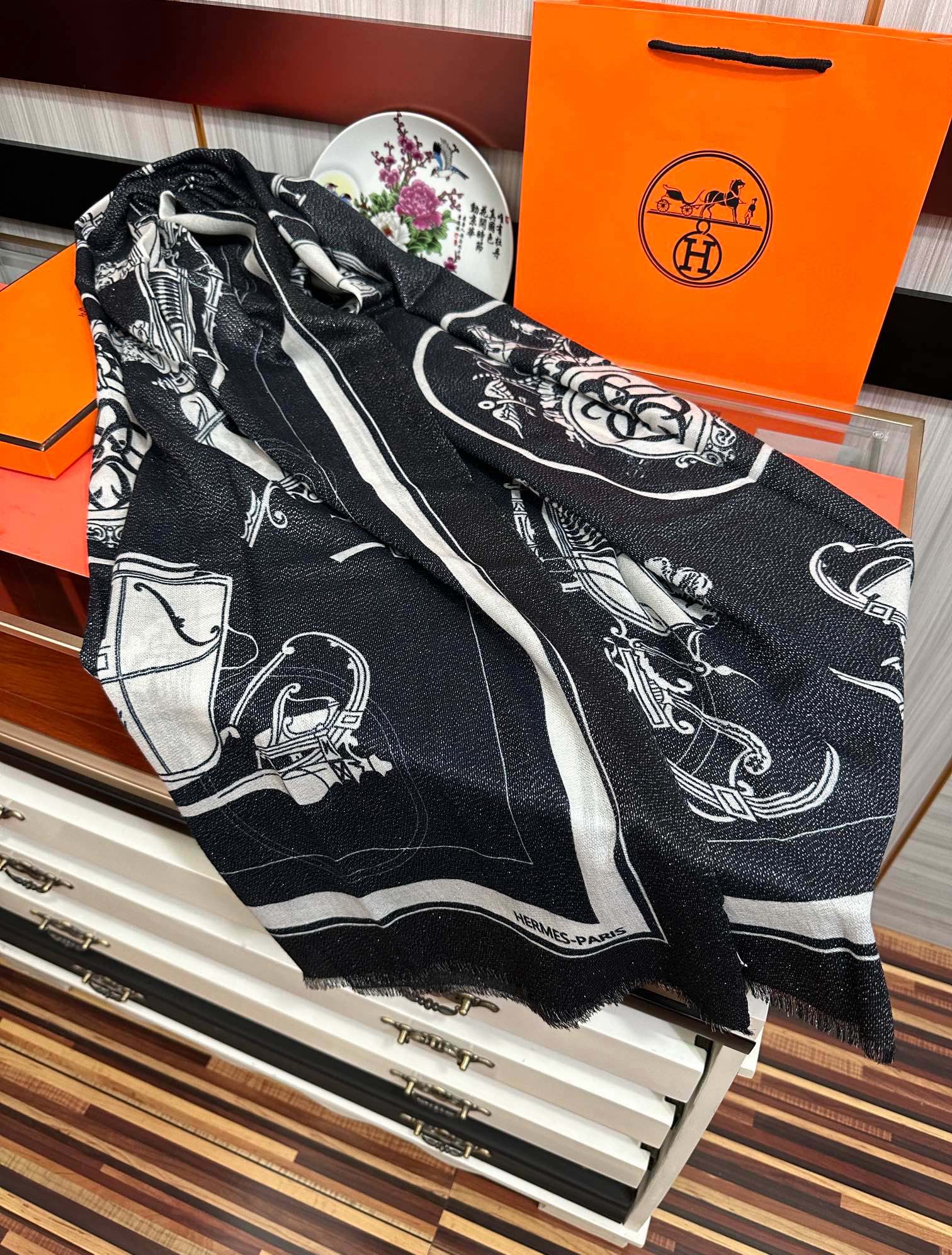 上新。 2010爱马士银丝最新款吃瓜女人们必备款礼物闪闪发光咖啡顶级设计太美了，真心赞👍【羊绒绒长巾】😘