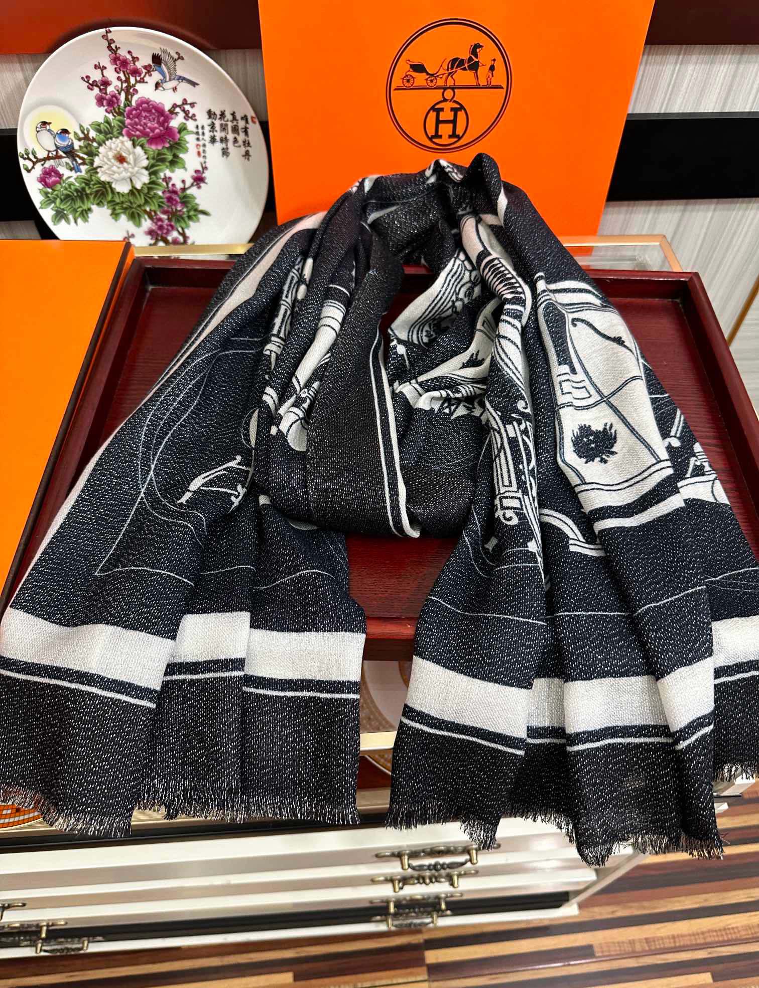 上新。 2010爱马士银丝最新款吃瓜女人们必备款礼物闪闪发光咖啡顶级设计太美了，真心赞👍【羊绒绒长巾】😘