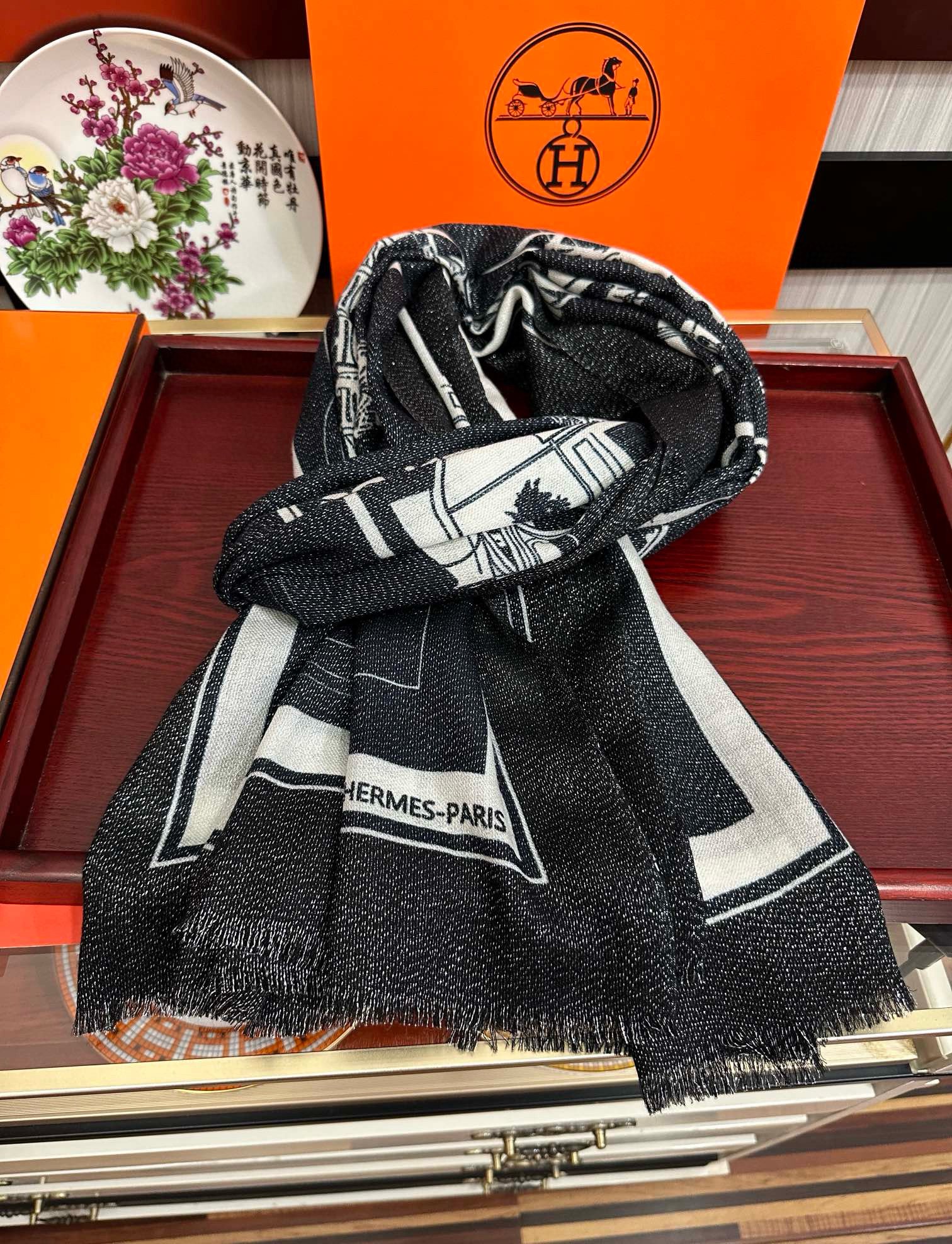 上新。 2010爱马士银丝最新款吃瓜女人们必备款礼物闪闪发光咖啡顶级设计太美了，真心赞👍【羊绒绒长巾】😘