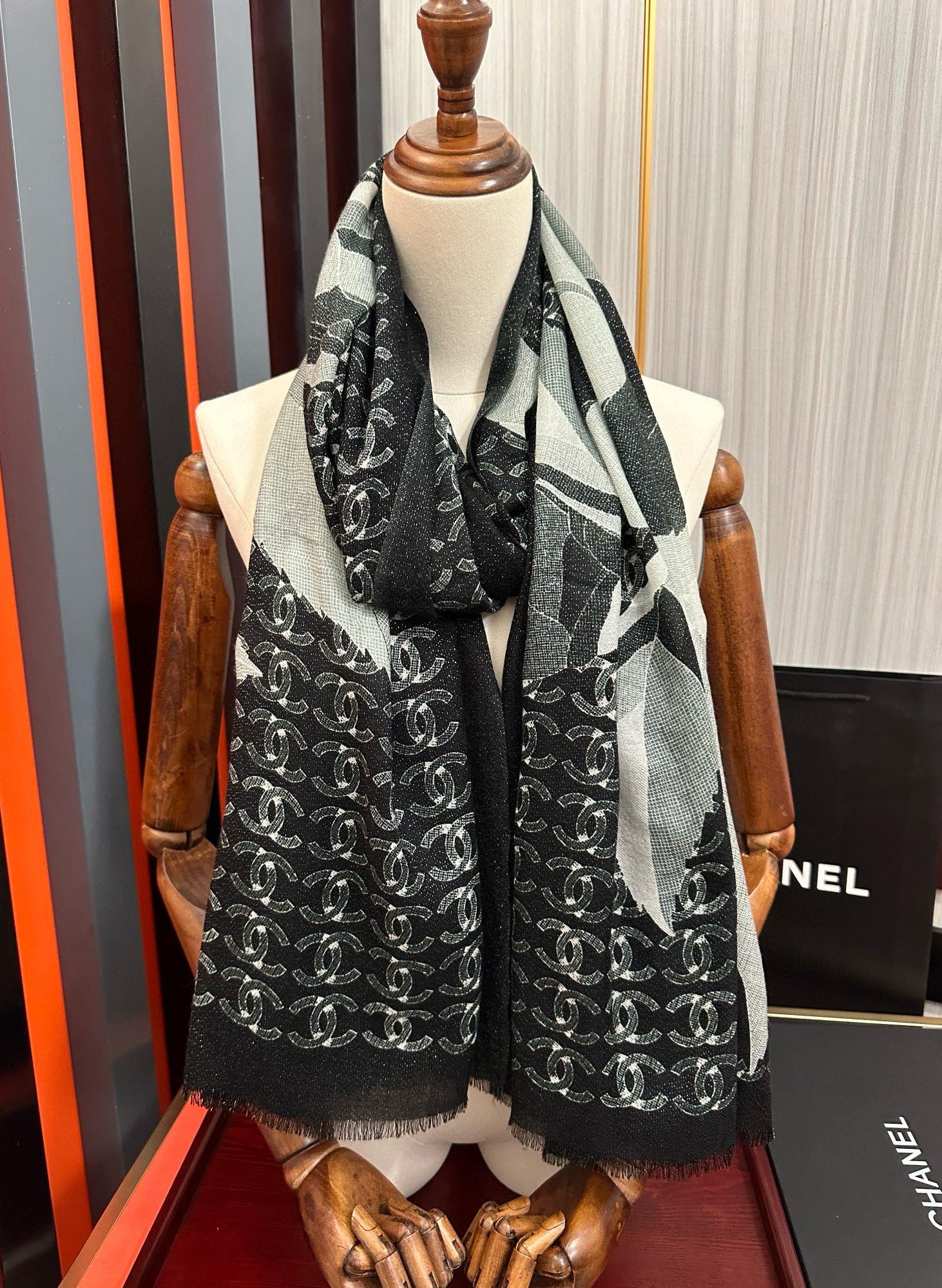 上新 。 2010 香奈儿 会发光银丝吃瓜女人们必备款礼物闪闪发光咖啡顶级设计太美了，真心赞👍【双C字母