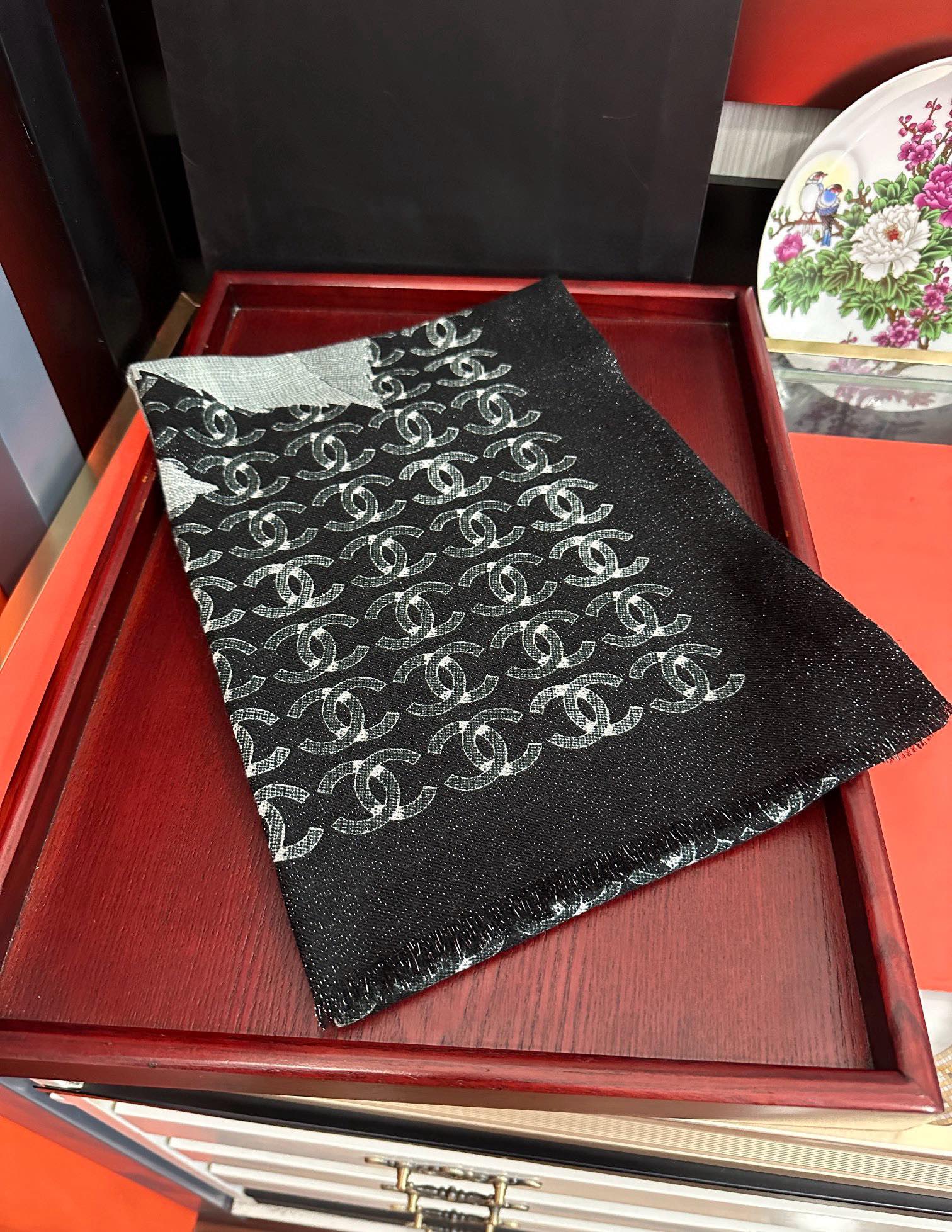 上新 。 2010 香奈儿 会发光银丝吃瓜女人们必备款礼物闪闪发光咖啡顶级设计太美了，真心赞👍【双C字母