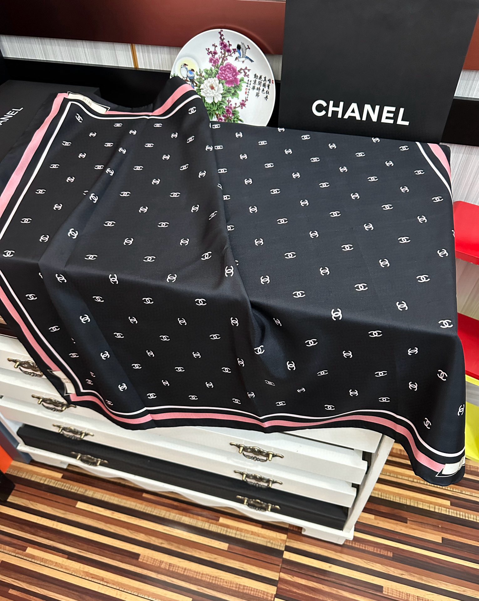 新款發CHANEL 官网同步【双面同色蝴蝶结🎀】18姆米 2025新品方巾必须征服它今年丝巾的戴法色一下