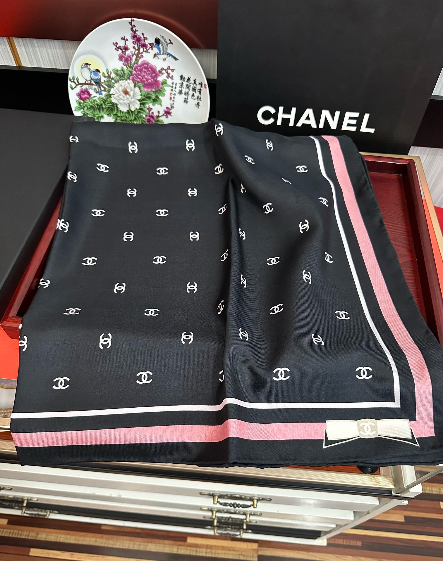 新款發CHANEL 官网同步【双面同色蝴蝶结🎀】18姆米 2025新品方巾必须征服它今年丝巾的戴法色一下