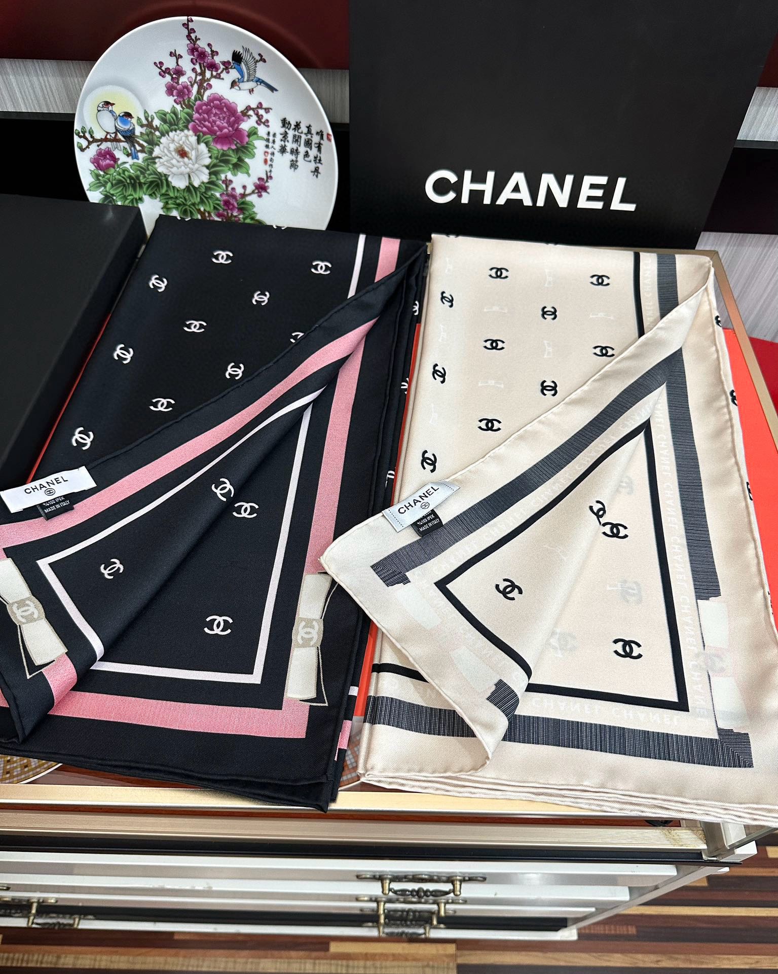 新款發CHANEL 官网同步【双面同色蝴蝶结🎀】18姆米 2025新品方巾必须征服它今年丝巾的戴法色一下