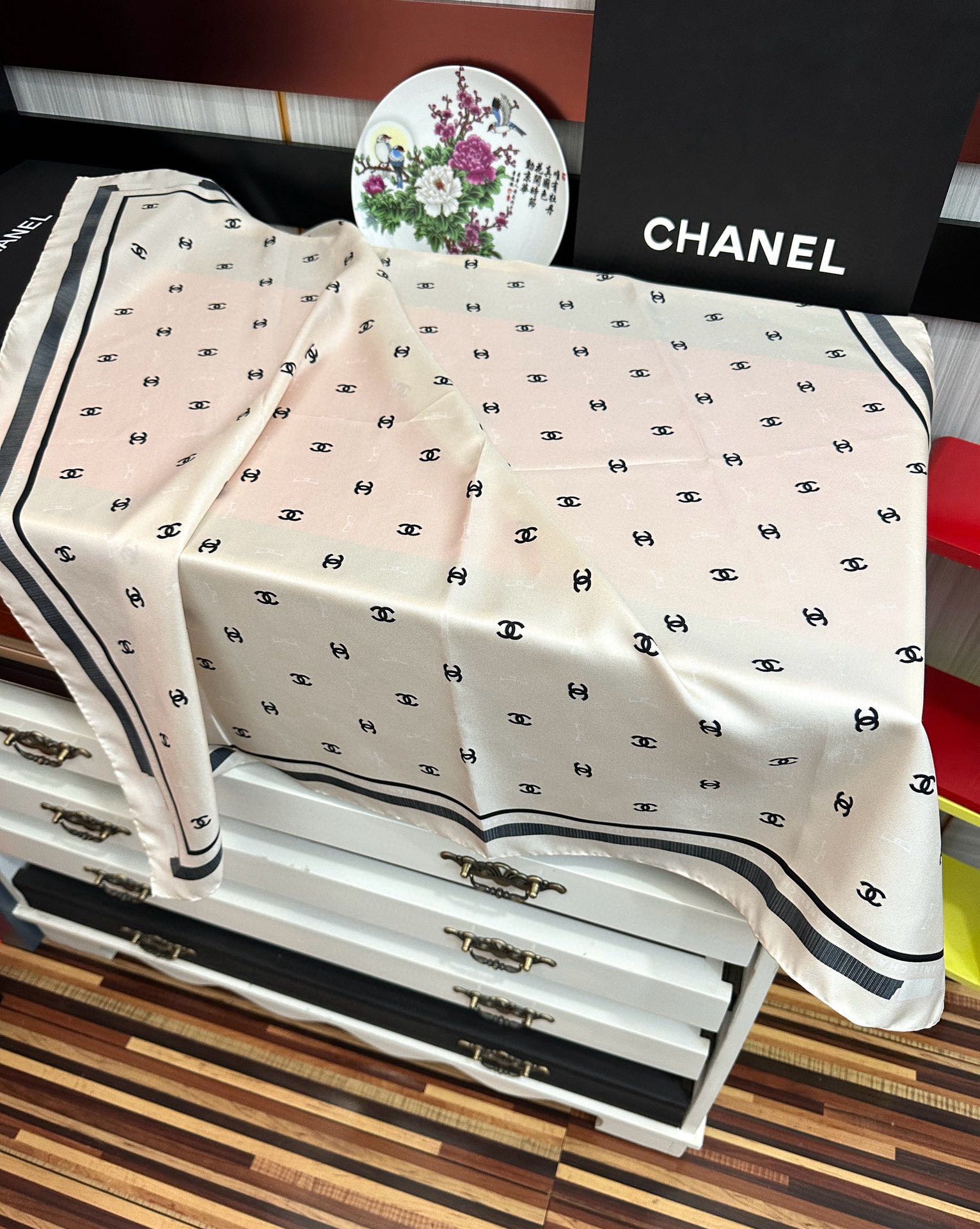新款發CHANEL 官网同步【双面同色蝴蝶结🎀】18姆米 2025新品方巾必须征服它今年丝巾的戴法色一下