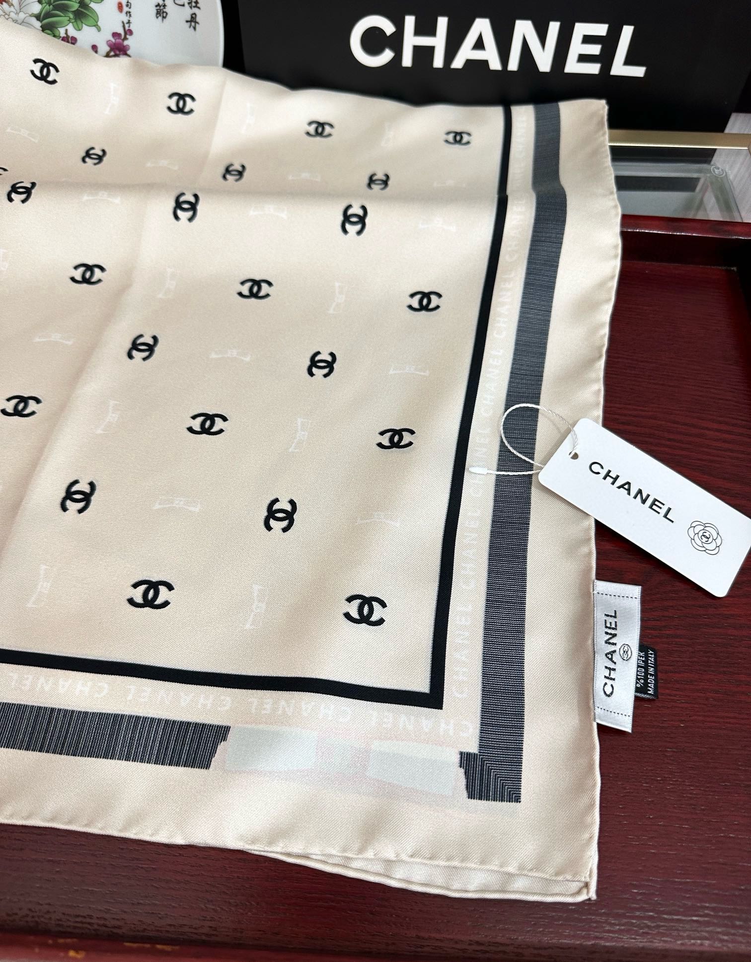 新款發CHANEL 官网同步【双面同色蝴蝶结🎀】18姆米 2025新品方巾必须征服它今年丝巾的戴法色一下