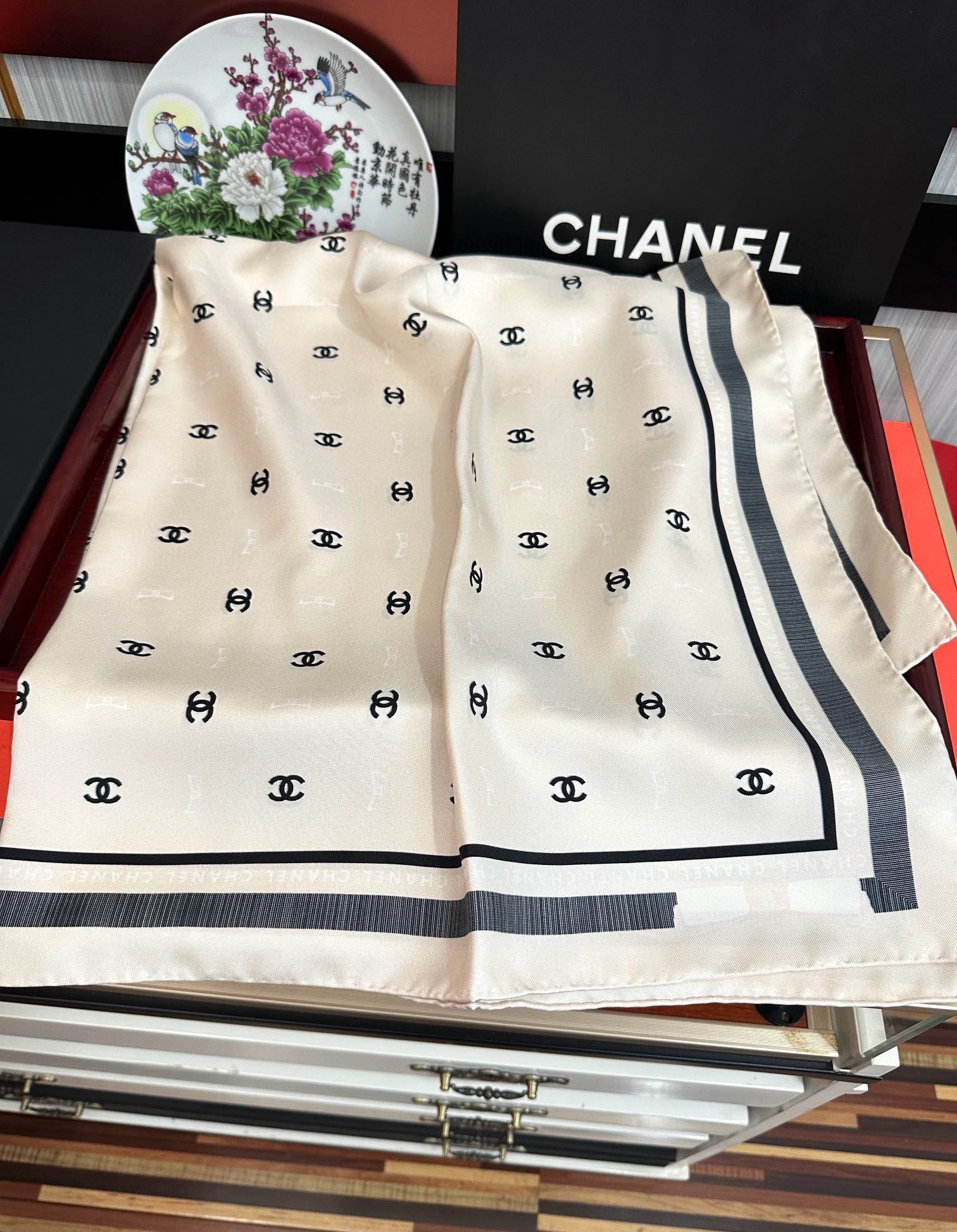 新款發CHANEL 官网同步【双面同色蝴蝶结🎀】18姆米 2025新品方巾必须征服它今年丝巾的戴法色一下
